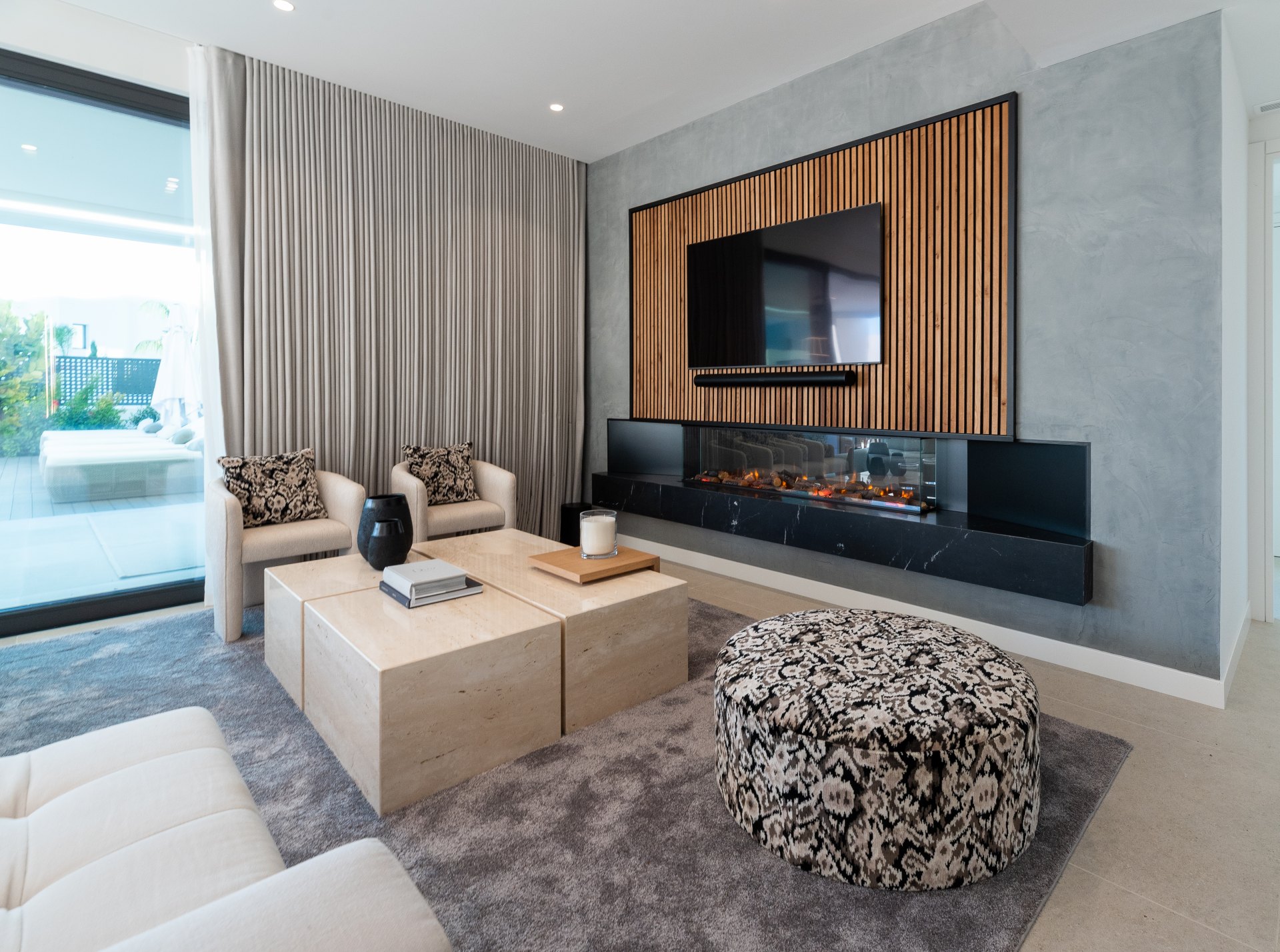 Elegant villa with Mediterranean light in Río Real, Marbella