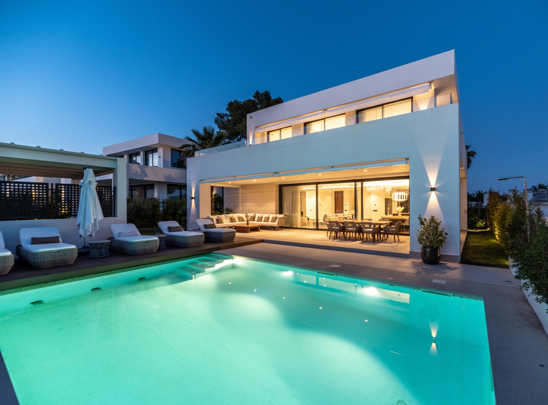 Elegant villa with Mediterranean light in Río Real, Marbella