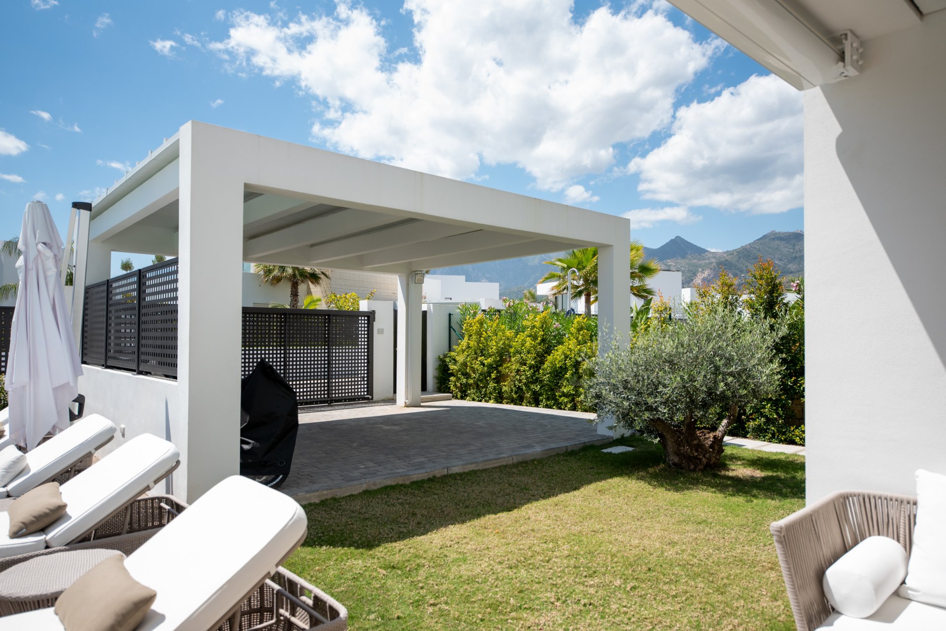 Elegant villa with Mediterranean light in Río Real, Marbella