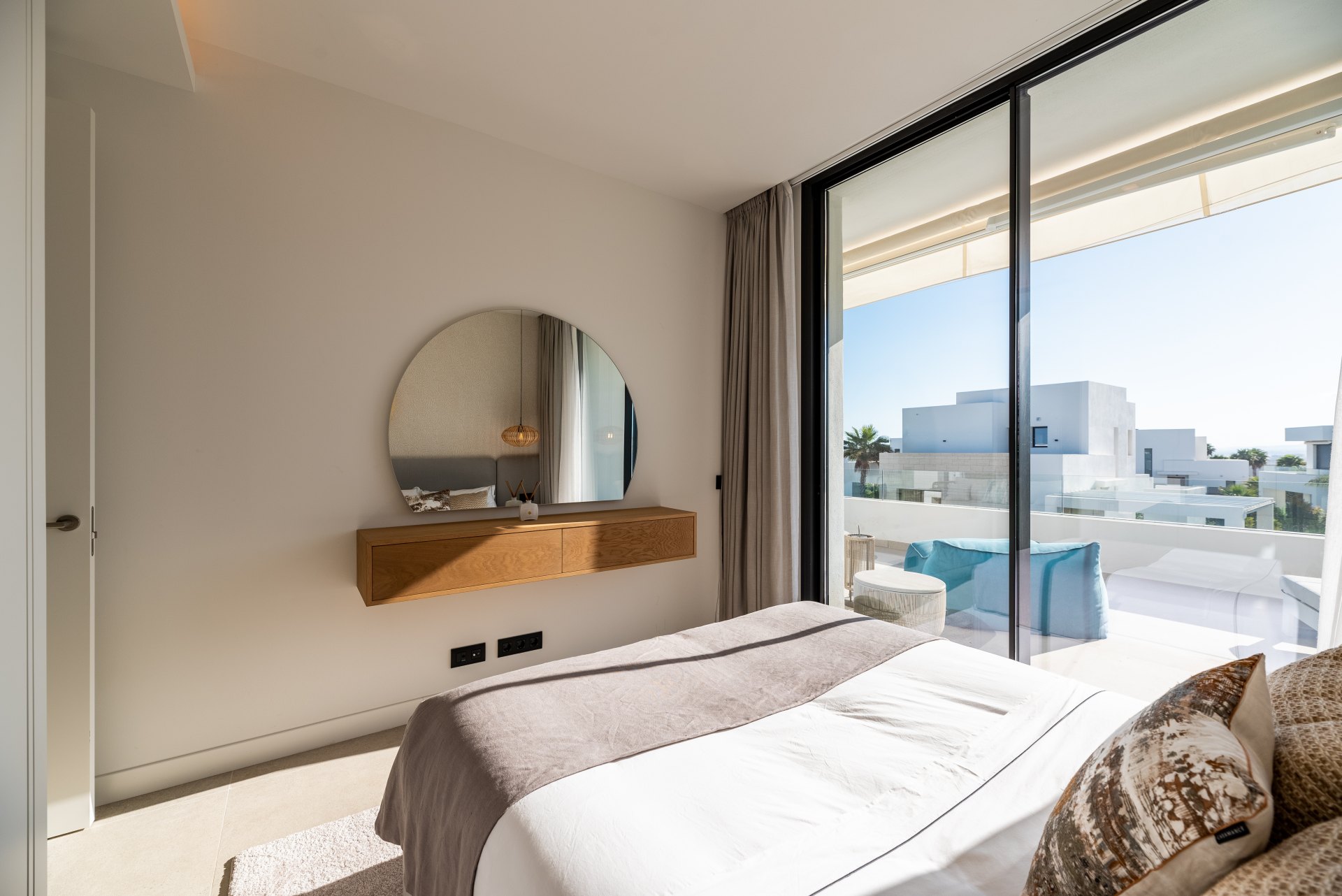 Elegant villa with Mediterranean light in Río Real, Marbella