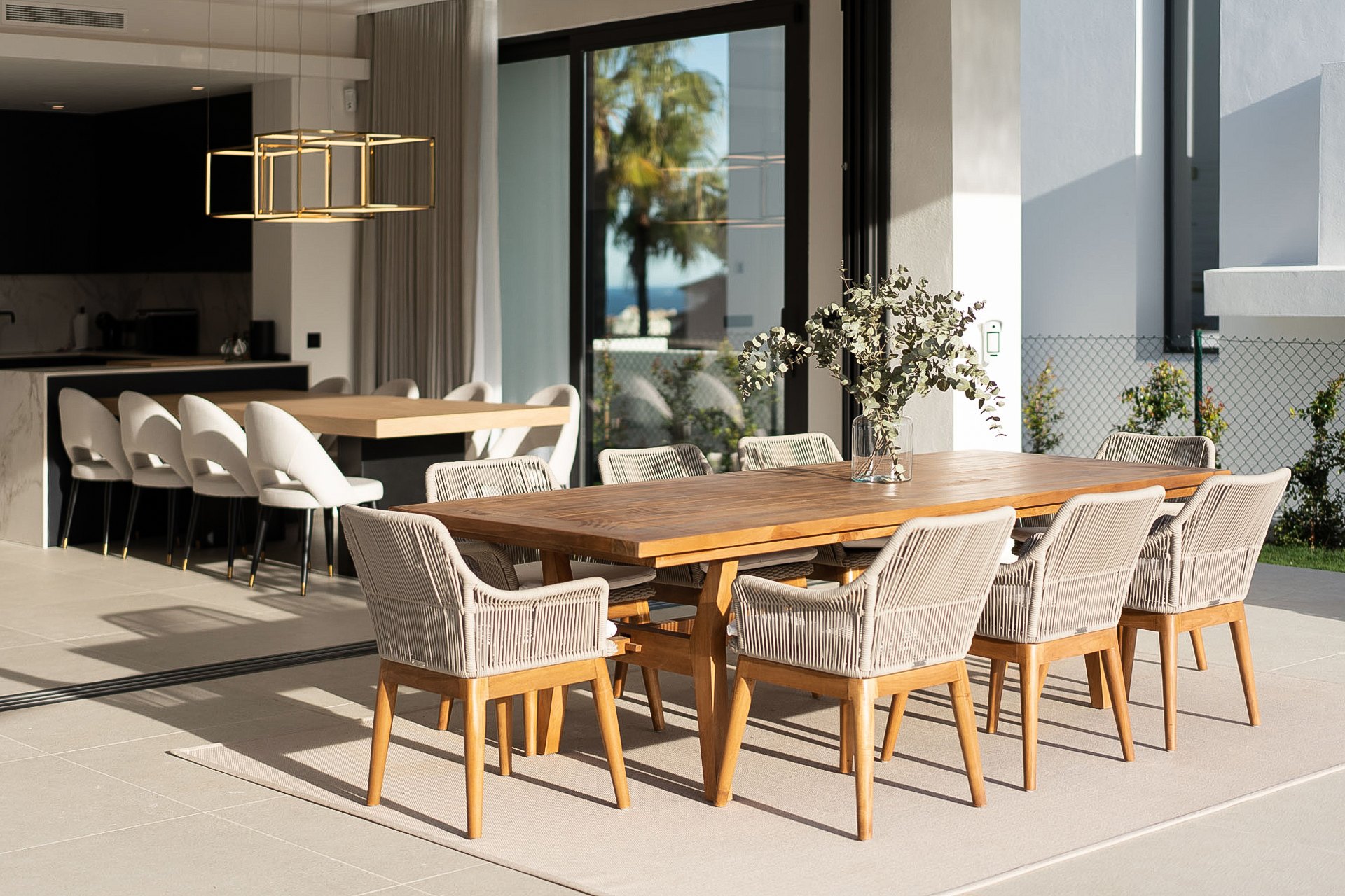 Elegant villa with Mediterranean light in Río Real, Marbella