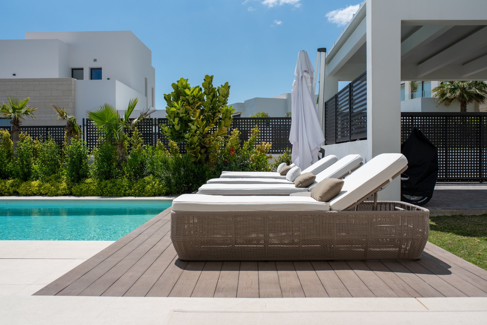 Elegant villa with Mediterranean light in Río Real, Marbella