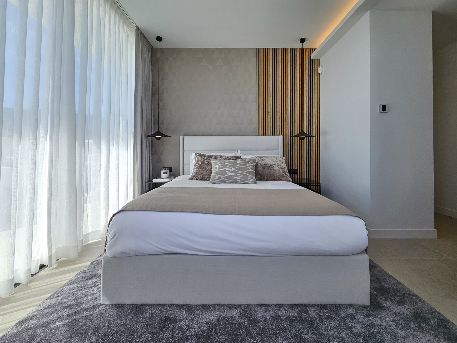 Elegant villa with Mediterranean light in Río Real, Marbella