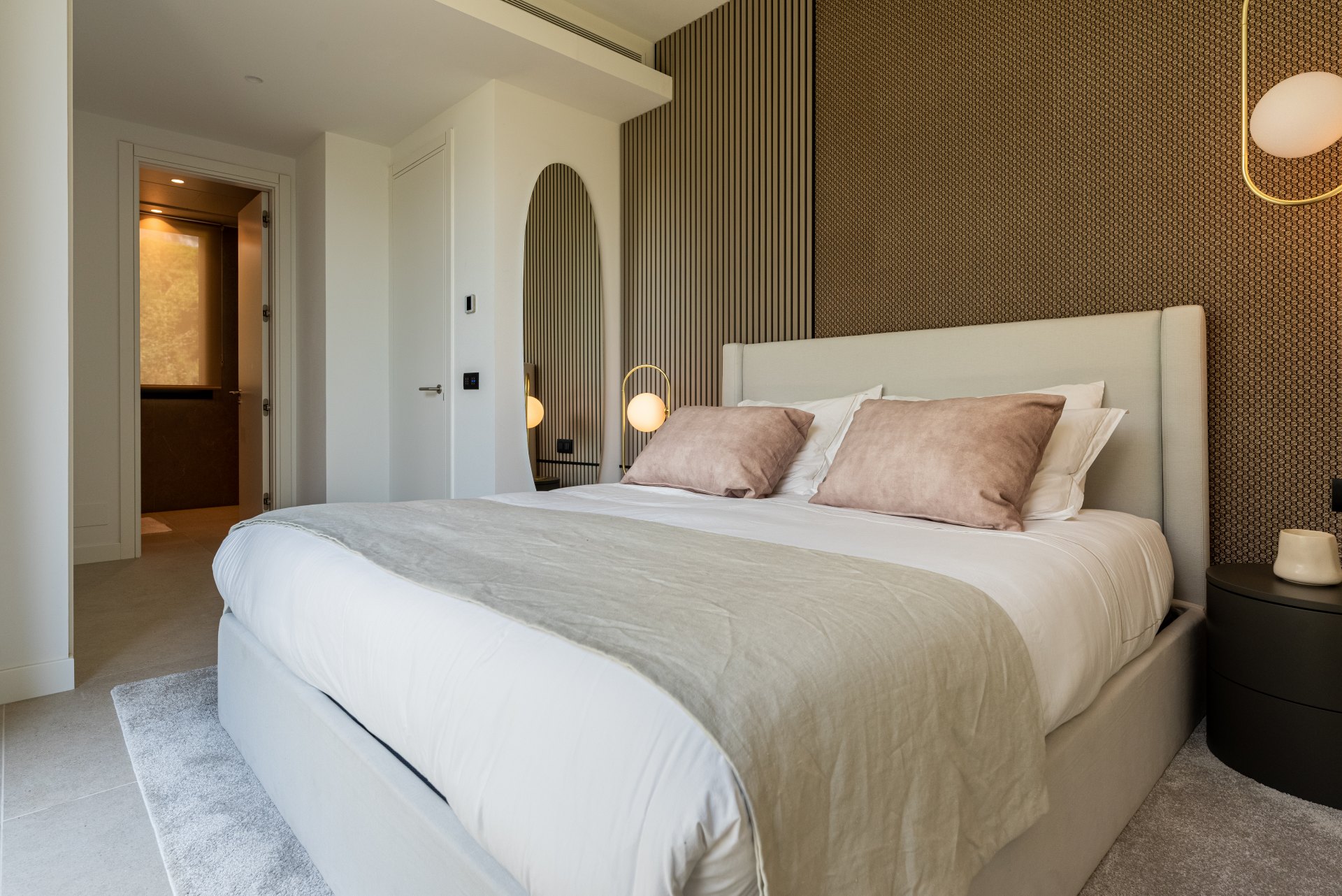 Elegant villa with Mediterranean light in Río Real, Marbella