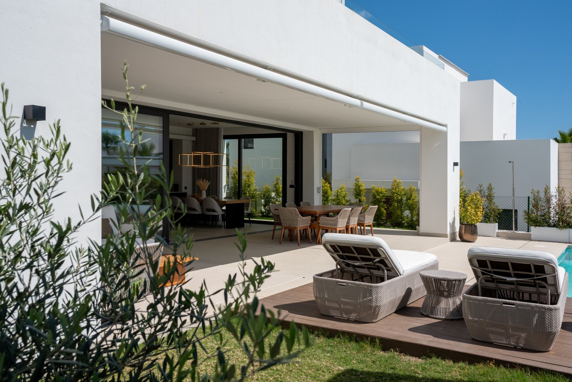 Elegant villa with Mediterranean light in Río Real, Marbella
