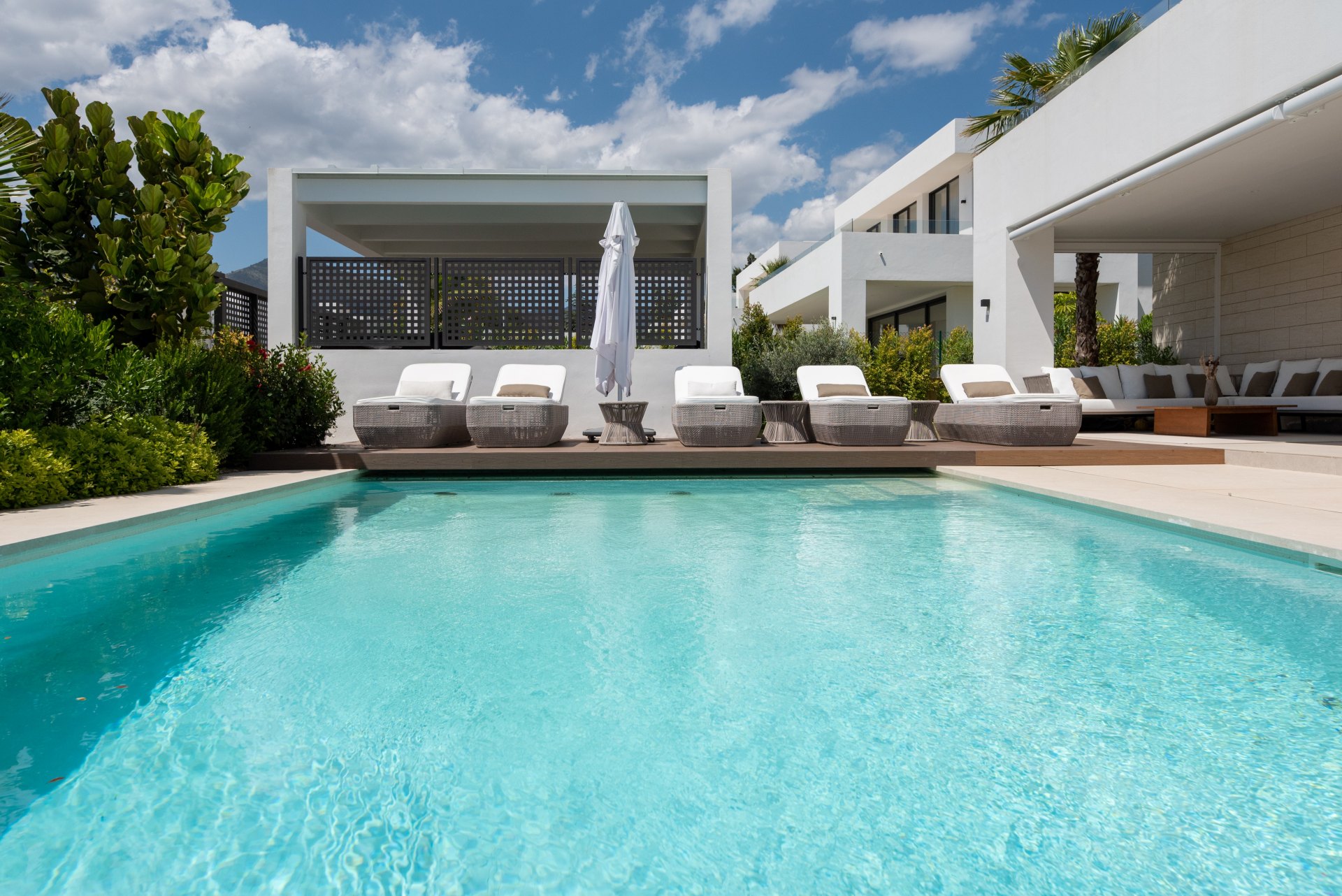 Elegant villa with Mediterranean light in Río Real, Marbella