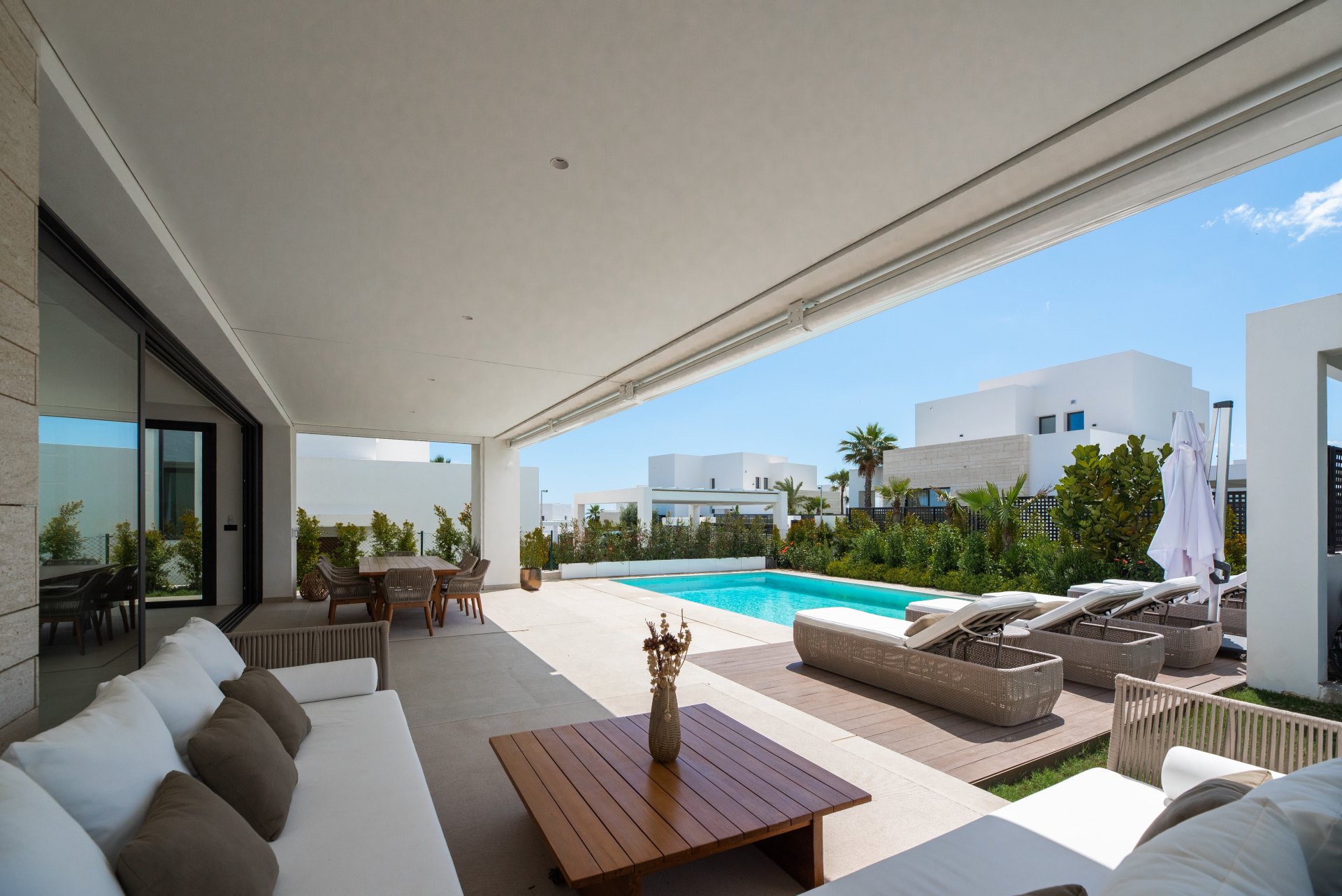 Elegant villa with Mediterranean light in Río Real, Marbella