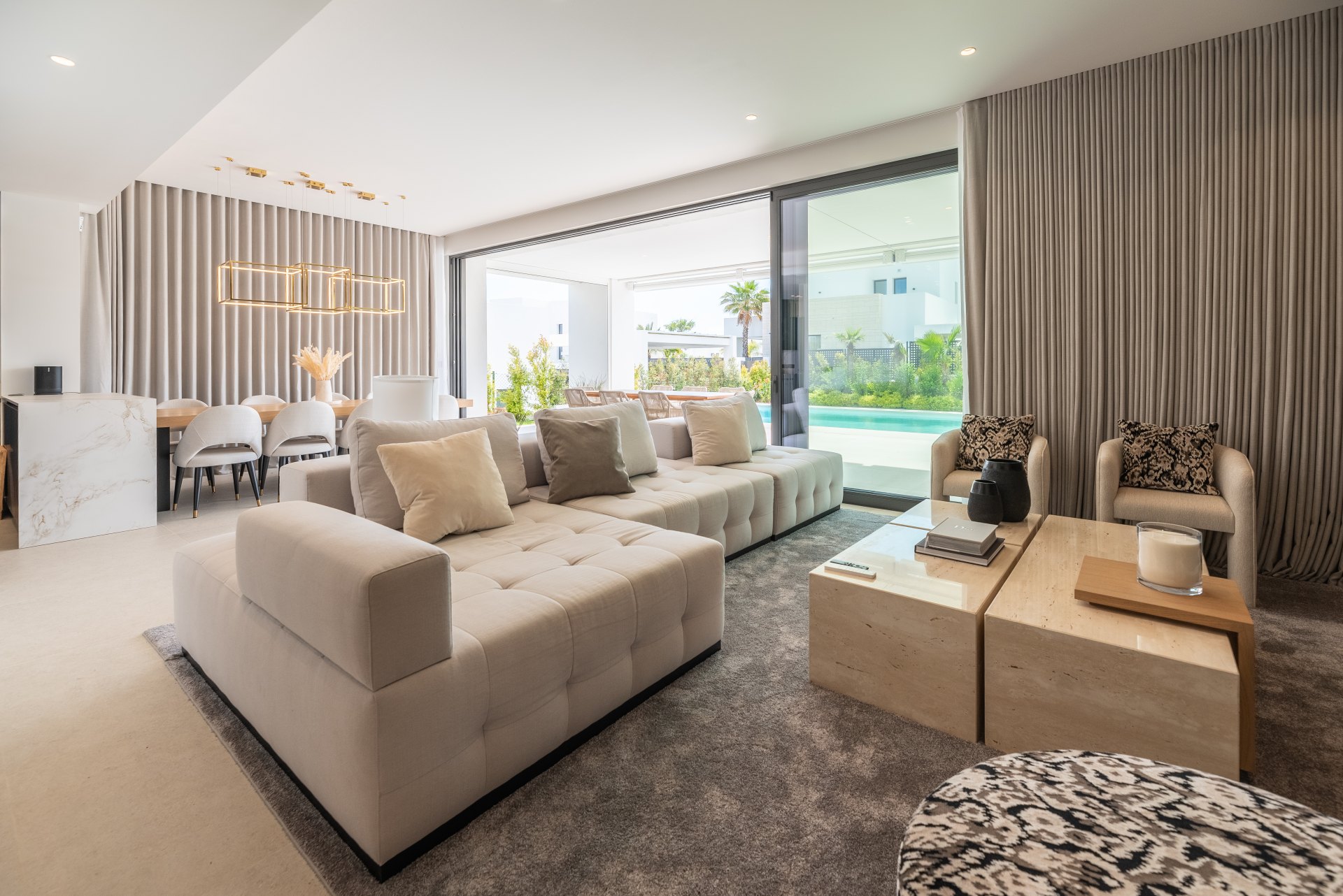 Elegant villa with Mediterranean light in Río Real, Marbella