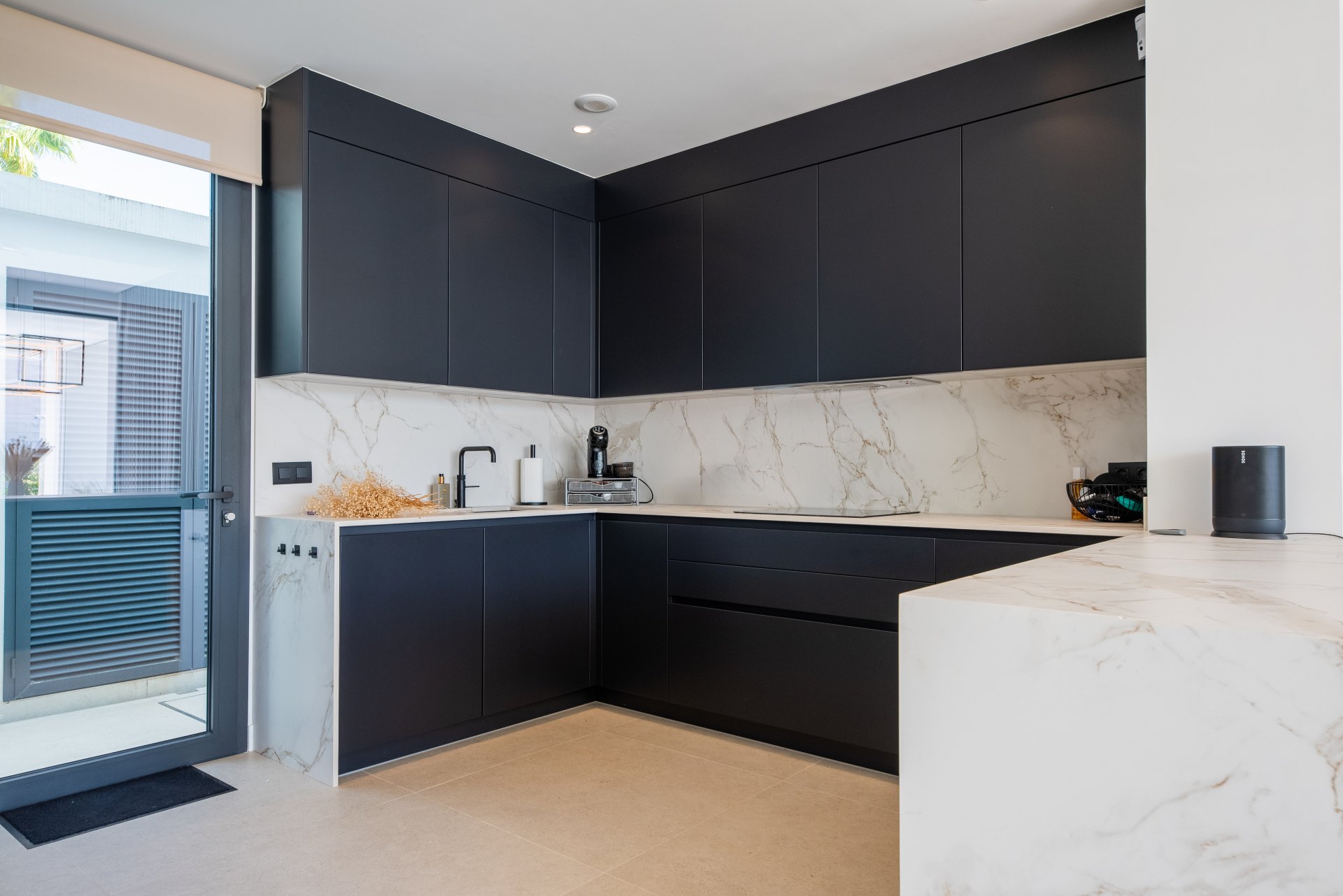 Elegant villa with Mediterranean light in Río Real, Marbella