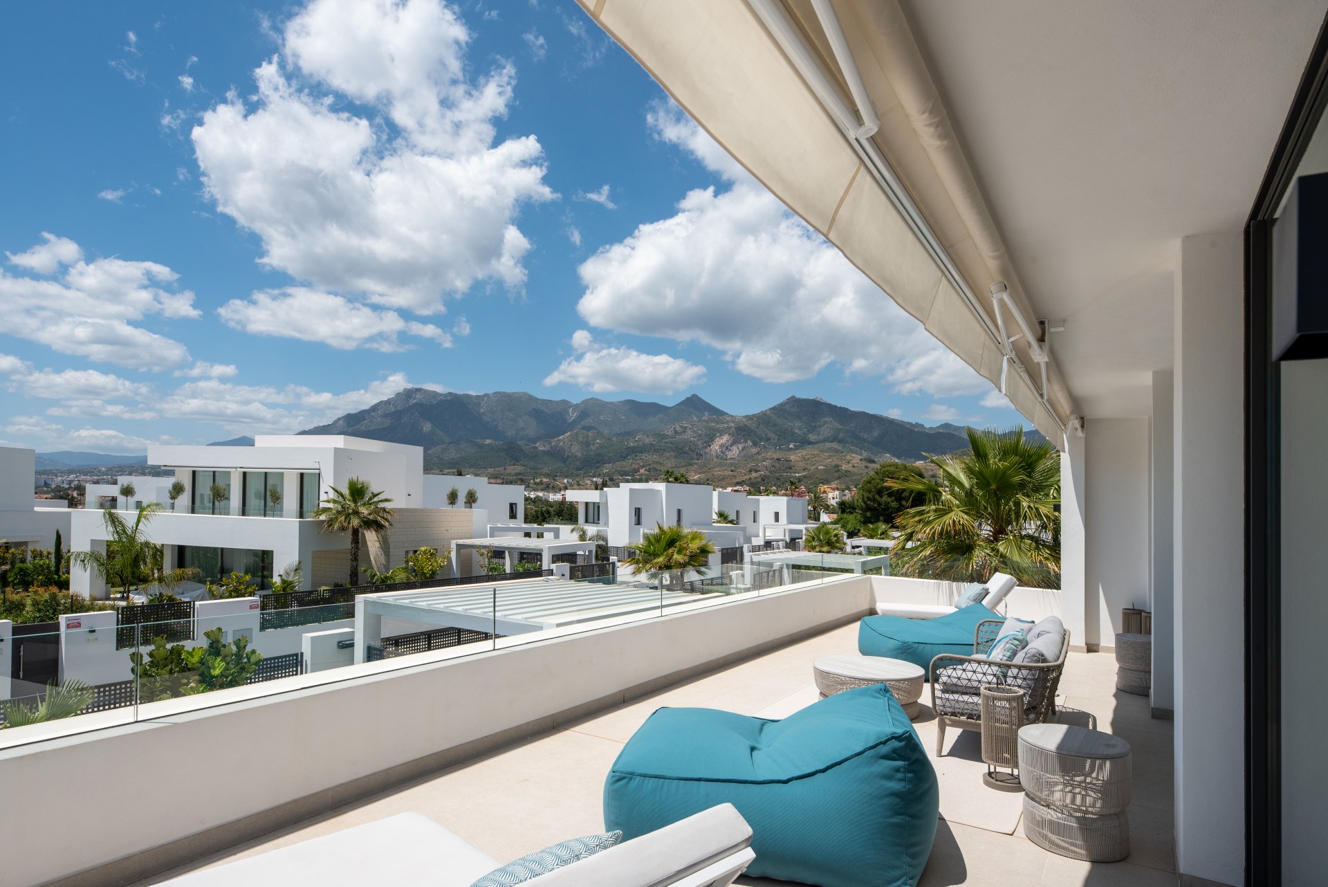 Elegant villa with Mediterranean light in Río Real, Marbella