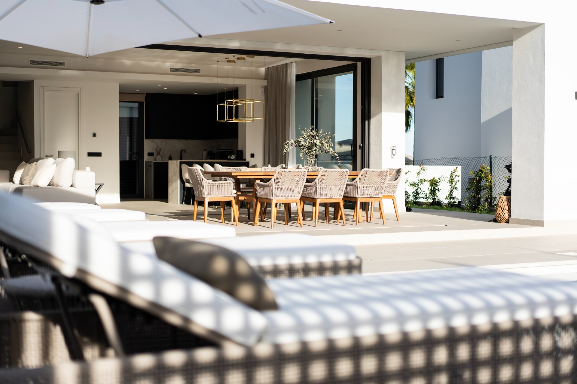 Elegant villa with Mediterranean light in Río Real, Marbella