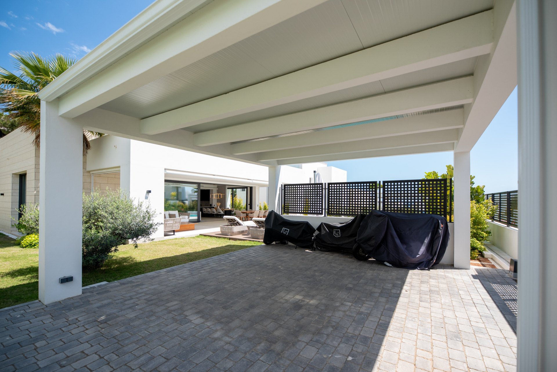 Elegant villa with Mediterranean light in Río Real, Marbella