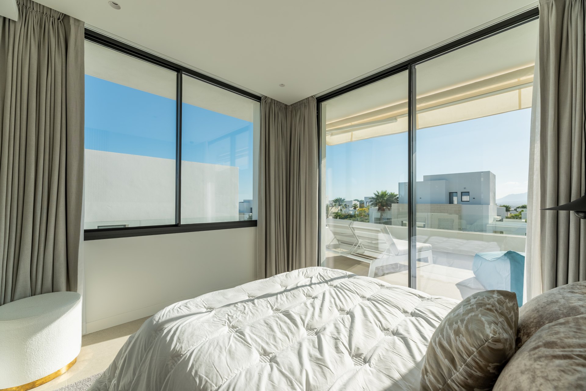 Elegant villa with Mediterranean light in Río Real, Marbella