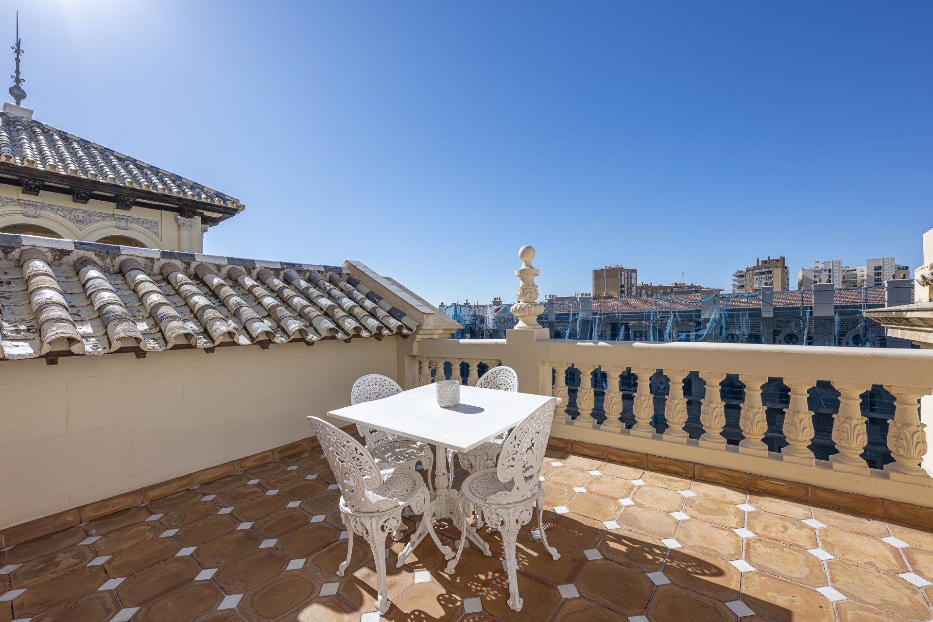 Architectural gem by Strachan on the iconic Paseo de Reding, east Málaga