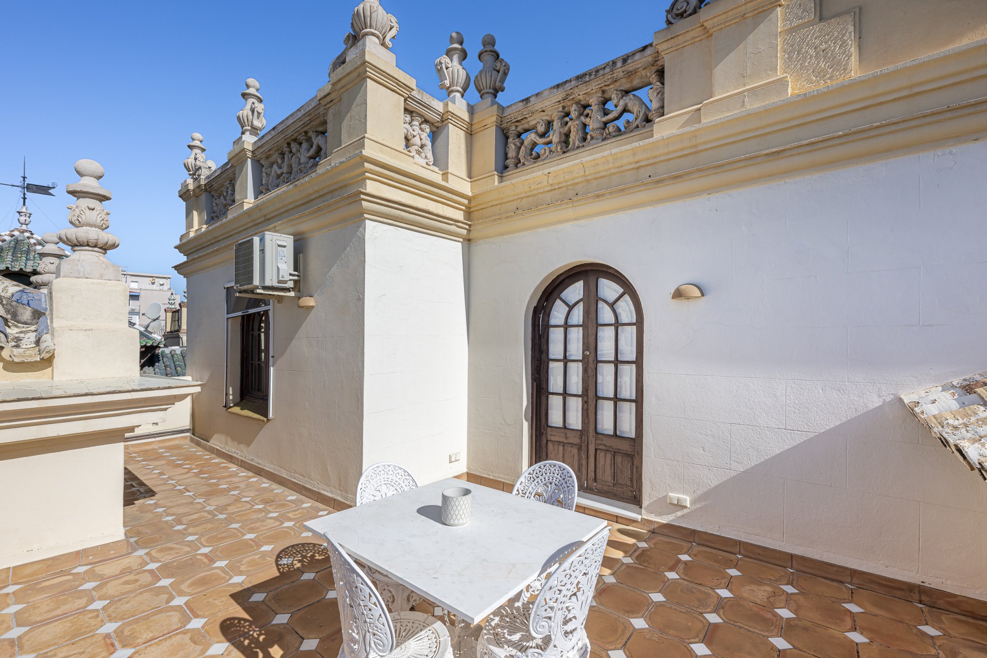 Architectural gem by Strachan on the iconic Paseo de Reding, east Málaga