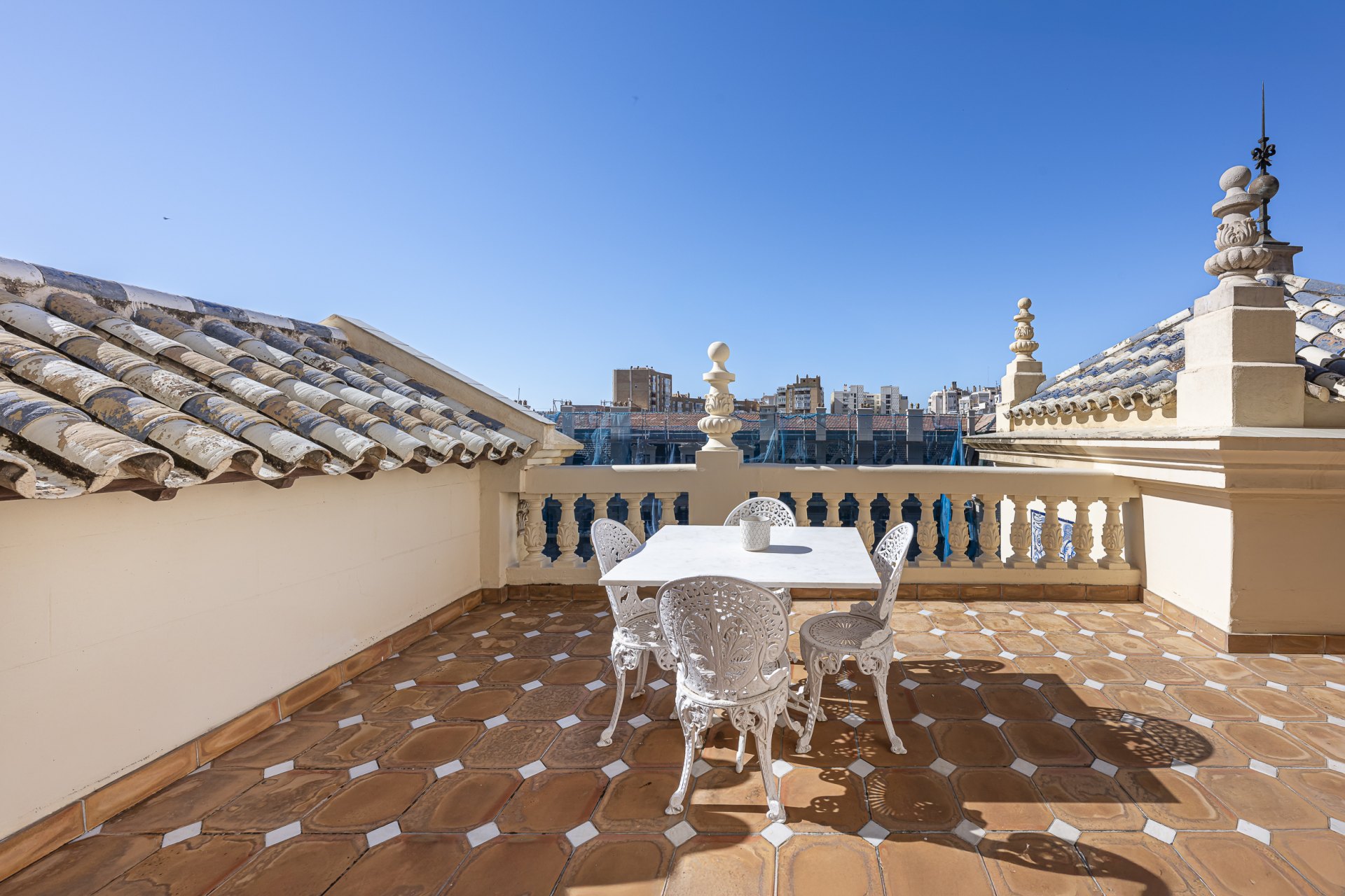 Architectural gem by Strachan on the iconic Paseo de Reding, east Málaga