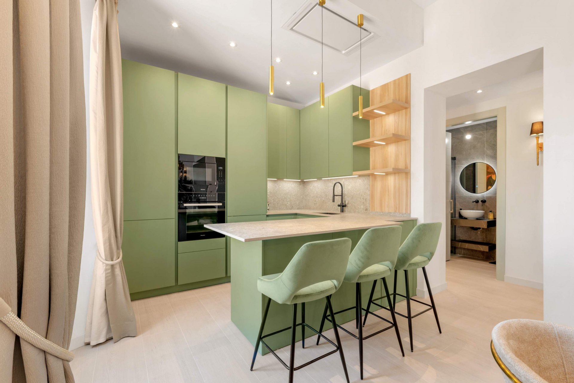 Luminous apartment completely refurbished next to the Cervantes Theatre, Malaga centre