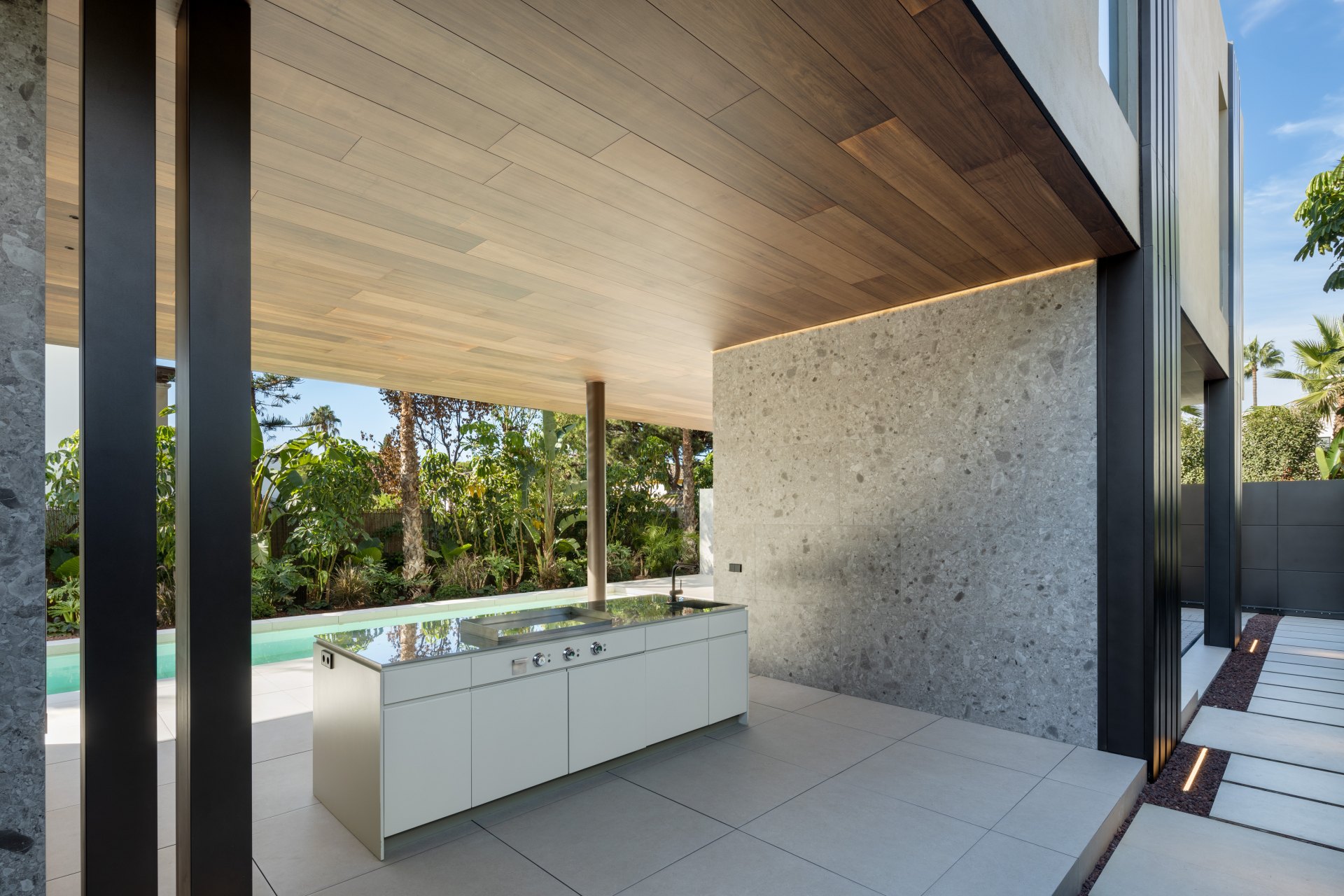 Una villa extraordinaria en la Milla de Oro de Marbella, a escasos pasos del mar