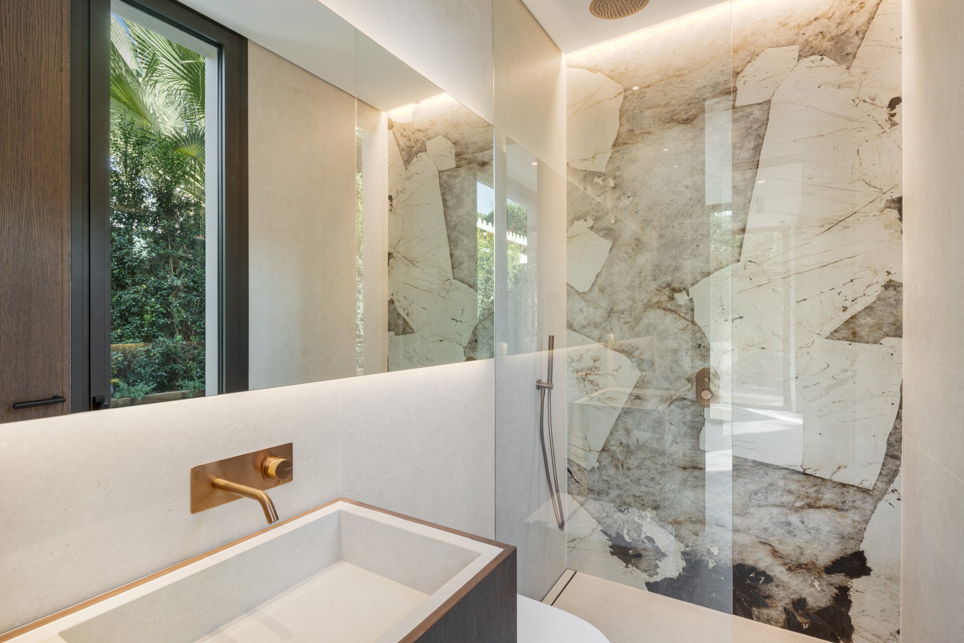 Una villa extraordinaria en la Milla de Oro de Marbella, a escasos pasos del mar