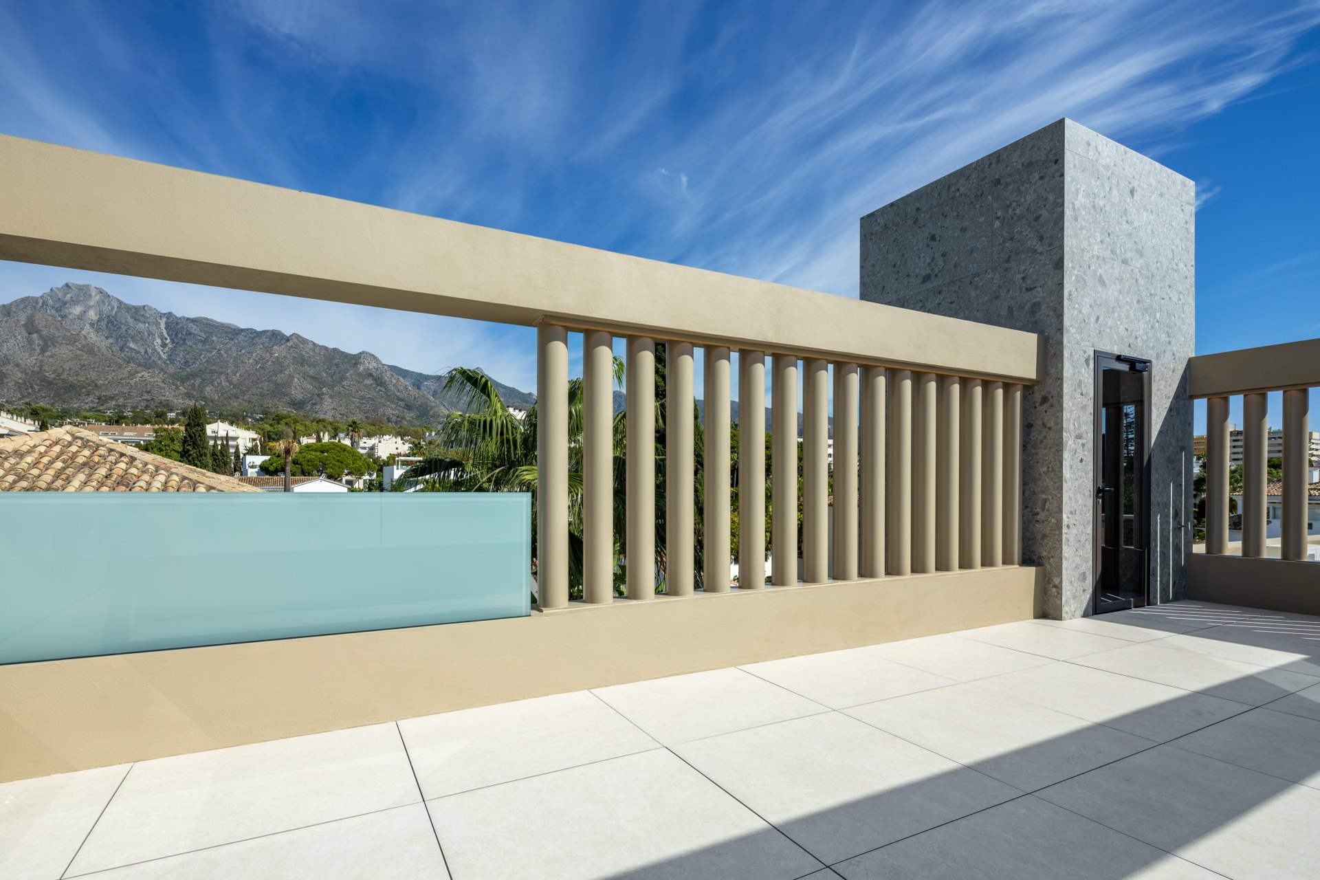 Una villa extraordinaria en la Milla de Oro de Marbella, a escasos pasos del mar