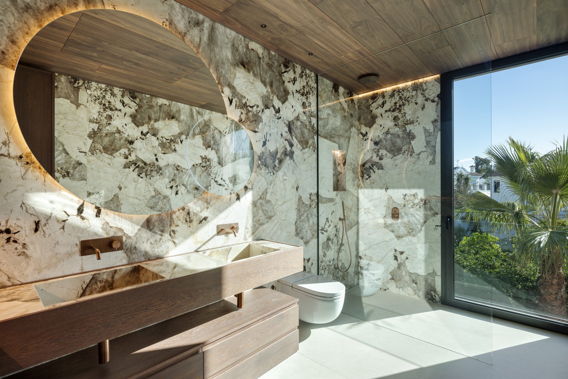 Una villa extraordinaria en la Milla de Oro de Marbella, a escasos pasos del mar