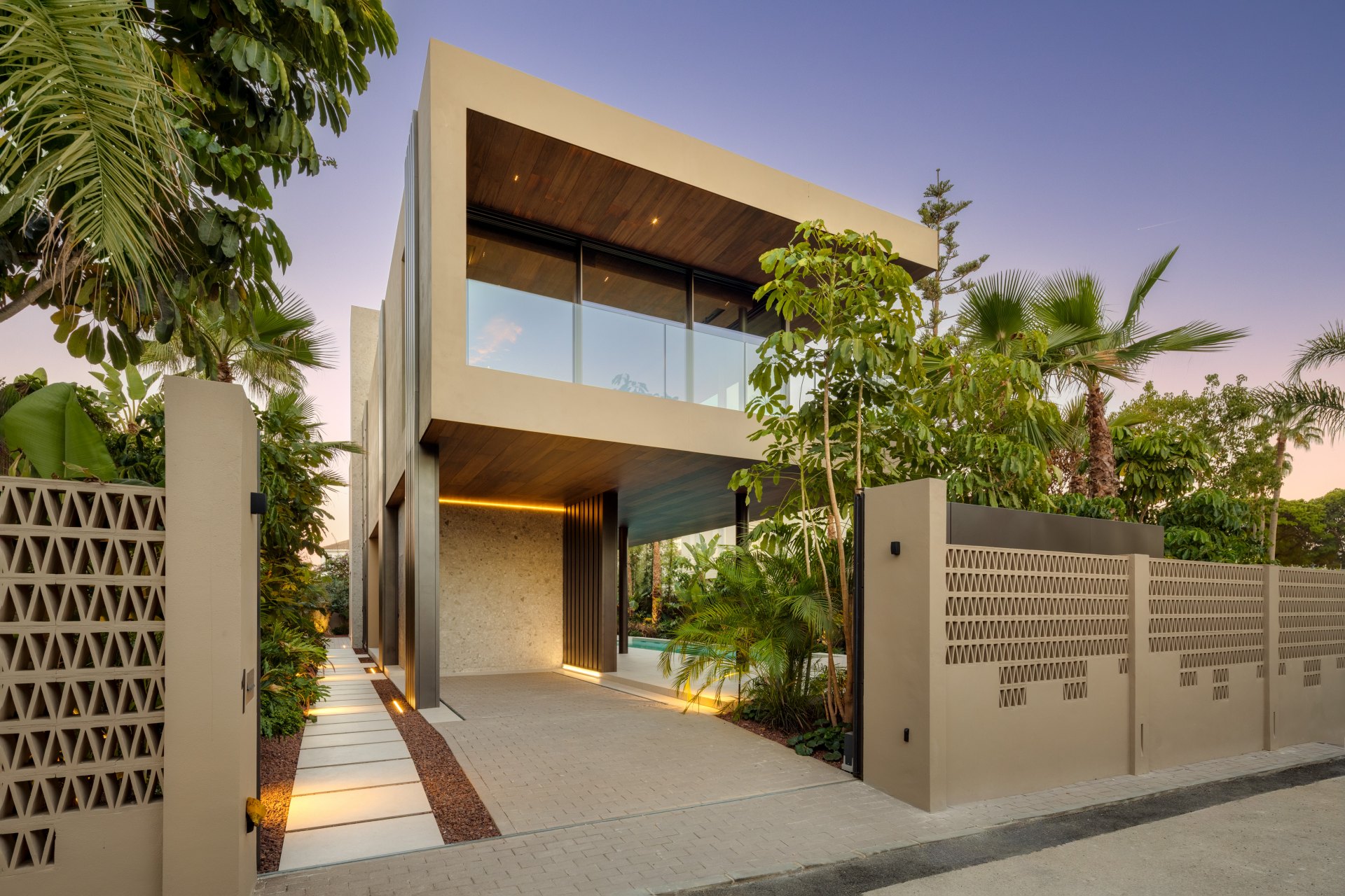 Una villa extraordinaria en la Milla de Oro de Marbella, a escasos pasos del mar