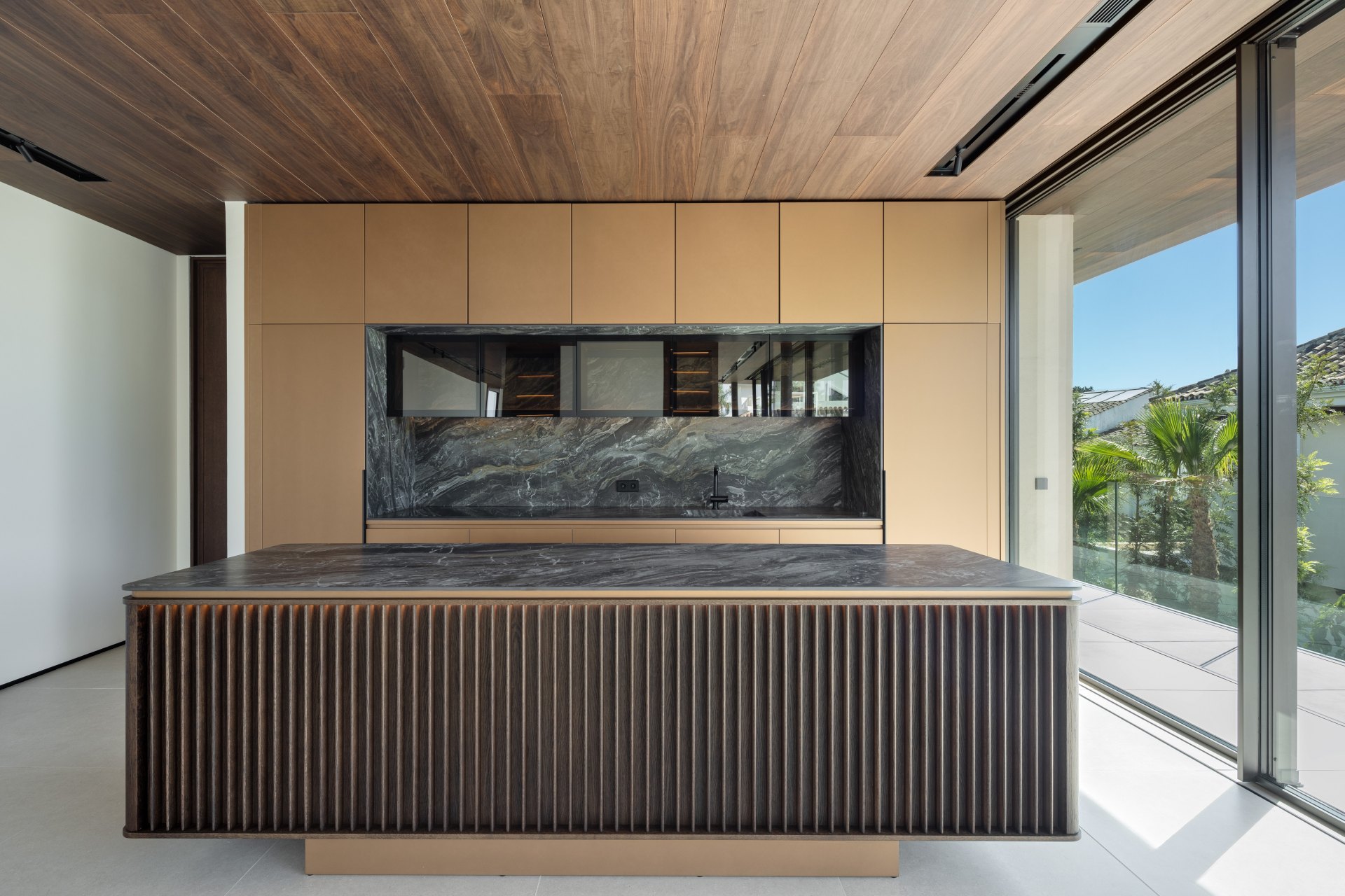 Una villa extraordinaria en la Milla de Oro de Marbella, a escasos pasos del mar