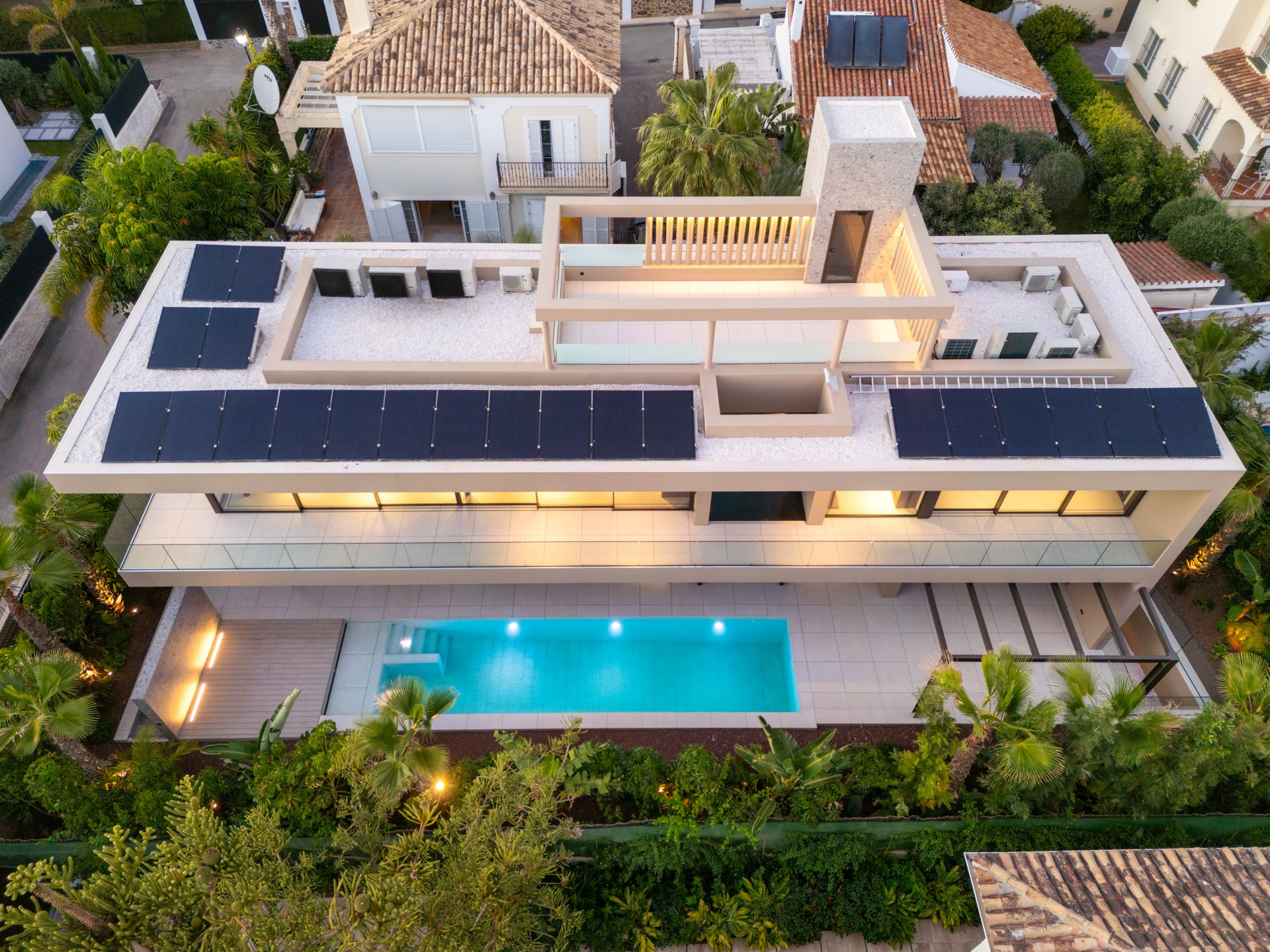 Una villa extraordinaria en la Milla de Oro de Marbella, a escasos pasos del mar