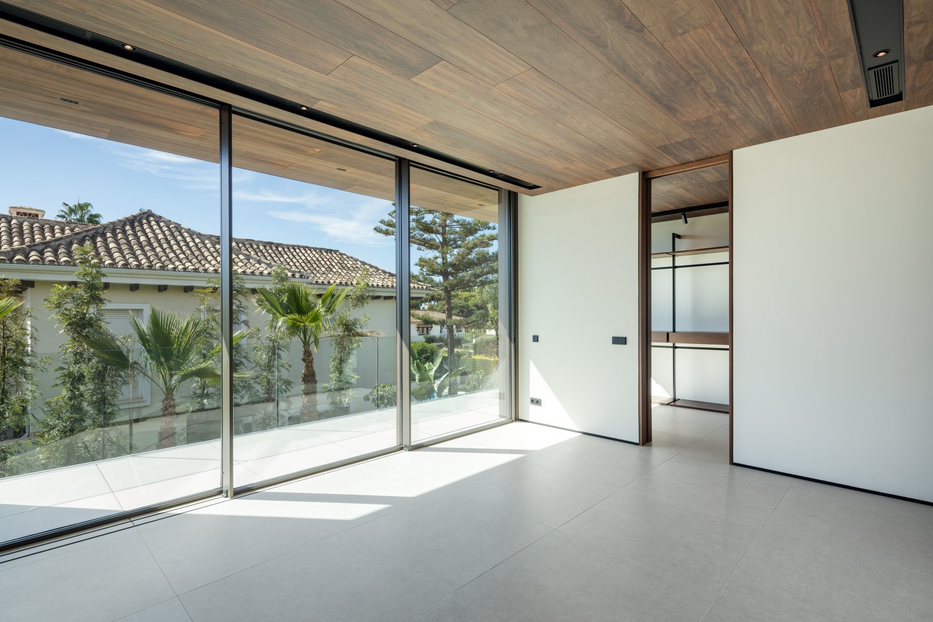 Una villa extraordinaria en la Milla de Oro de Marbella, a escasos pasos del mar