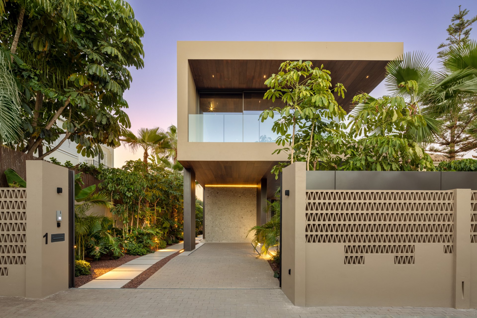 Una villa extraordinaria en la Milla de Oro de Marbella, a escasos pasos del mar