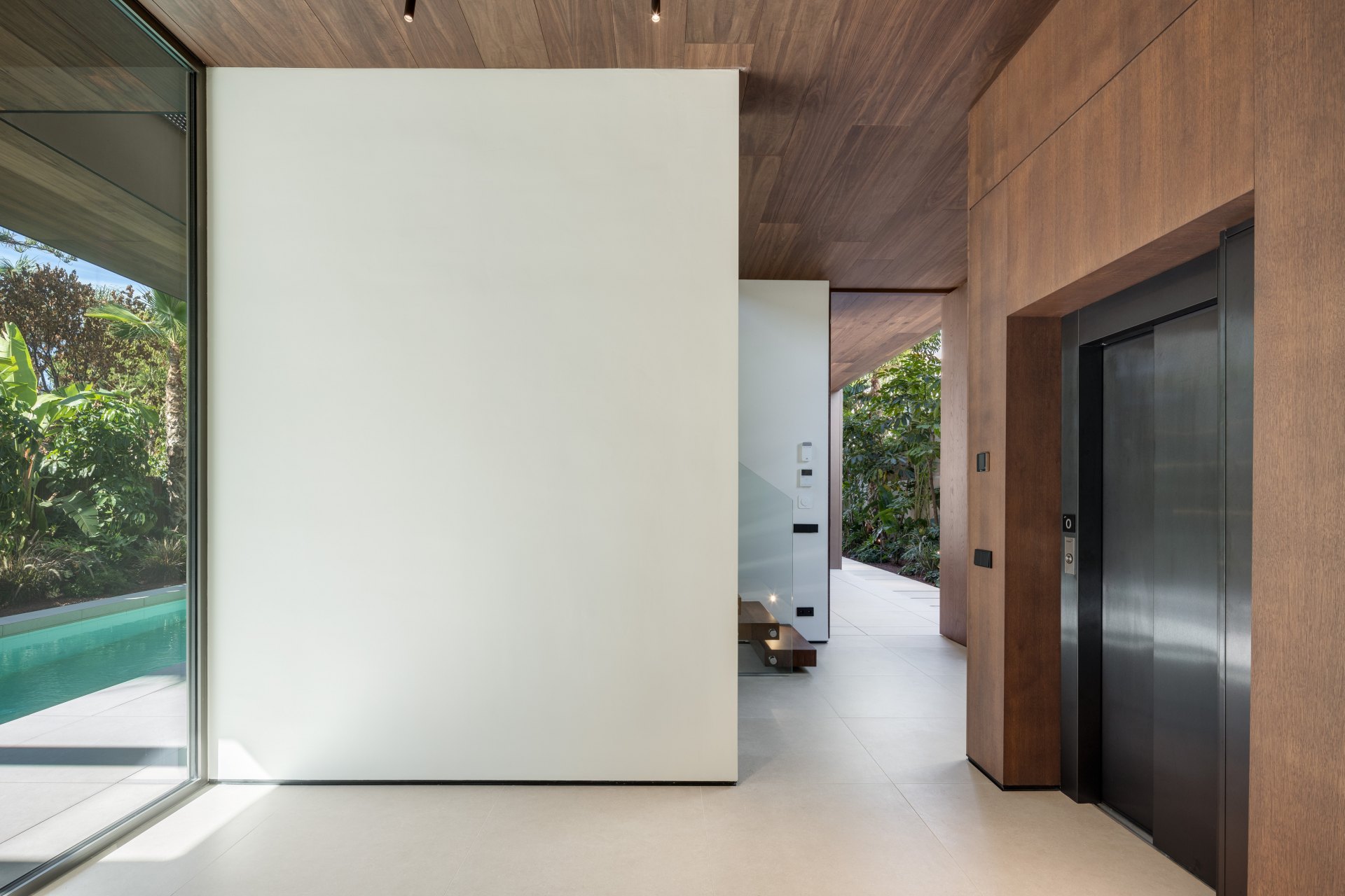 Una villa extraordinaria en la Milla de Oro de Marbella, a escasos pasos del mar