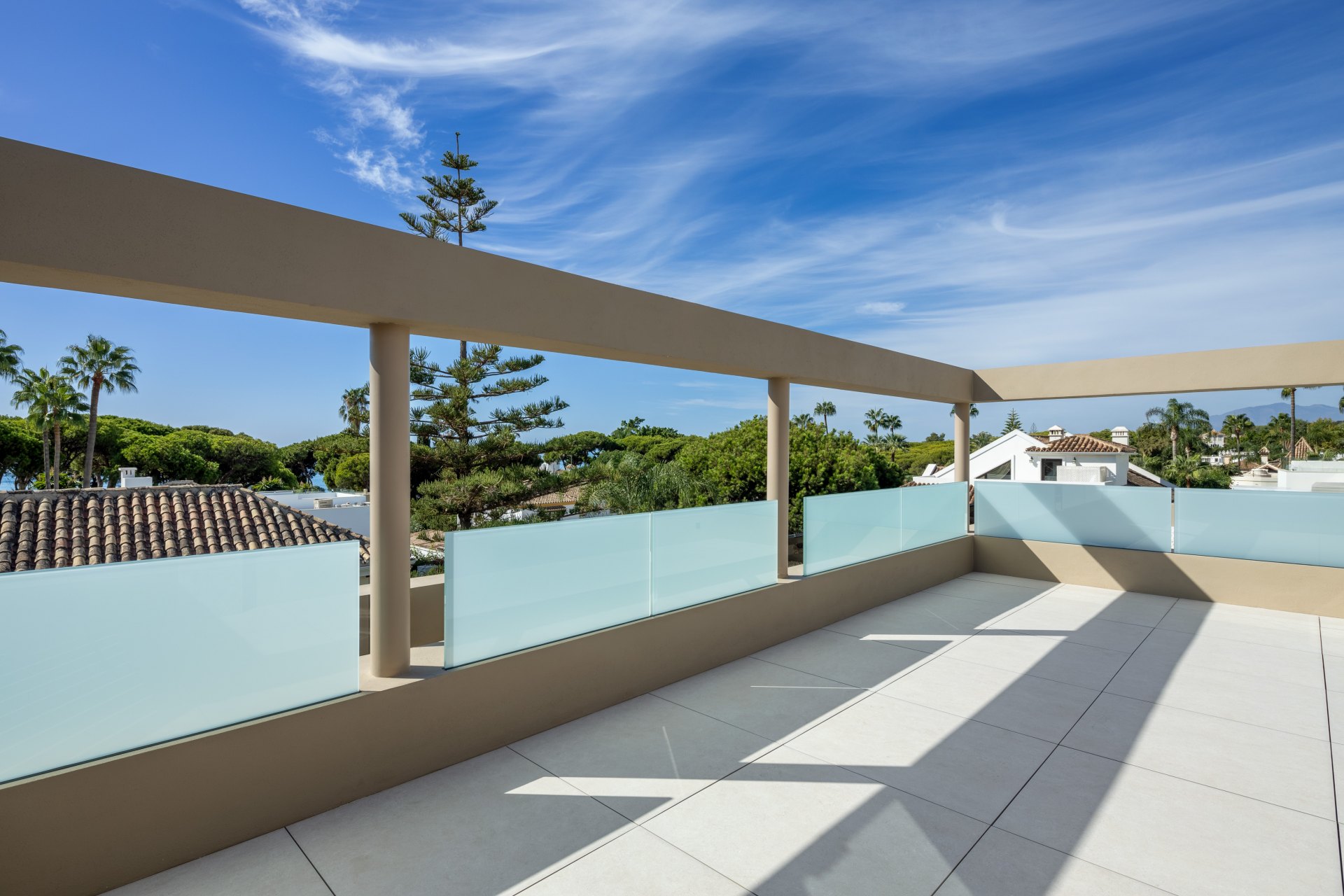 Una villa extraordinaria en la Milla de Oro de Marbella, a escasos pasos del mar