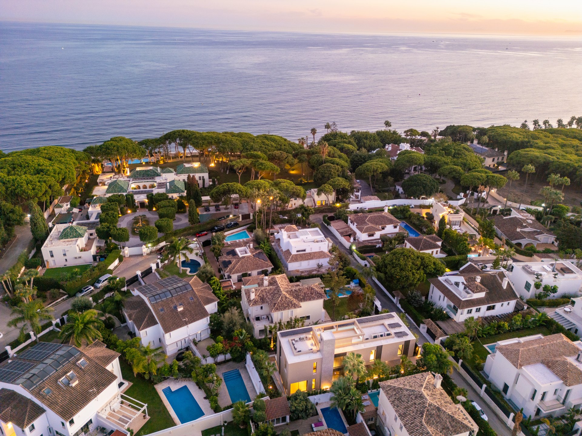 Una villa extraordinaria en la Milla de Oro de Marbella, a escasos pasos del mar
