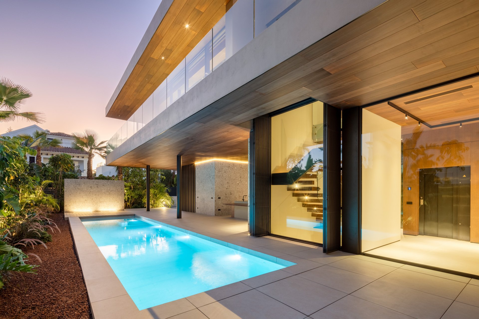 Una villa extraordinaria en la Milla de Oro de Marbella, a escasos pasos del mar