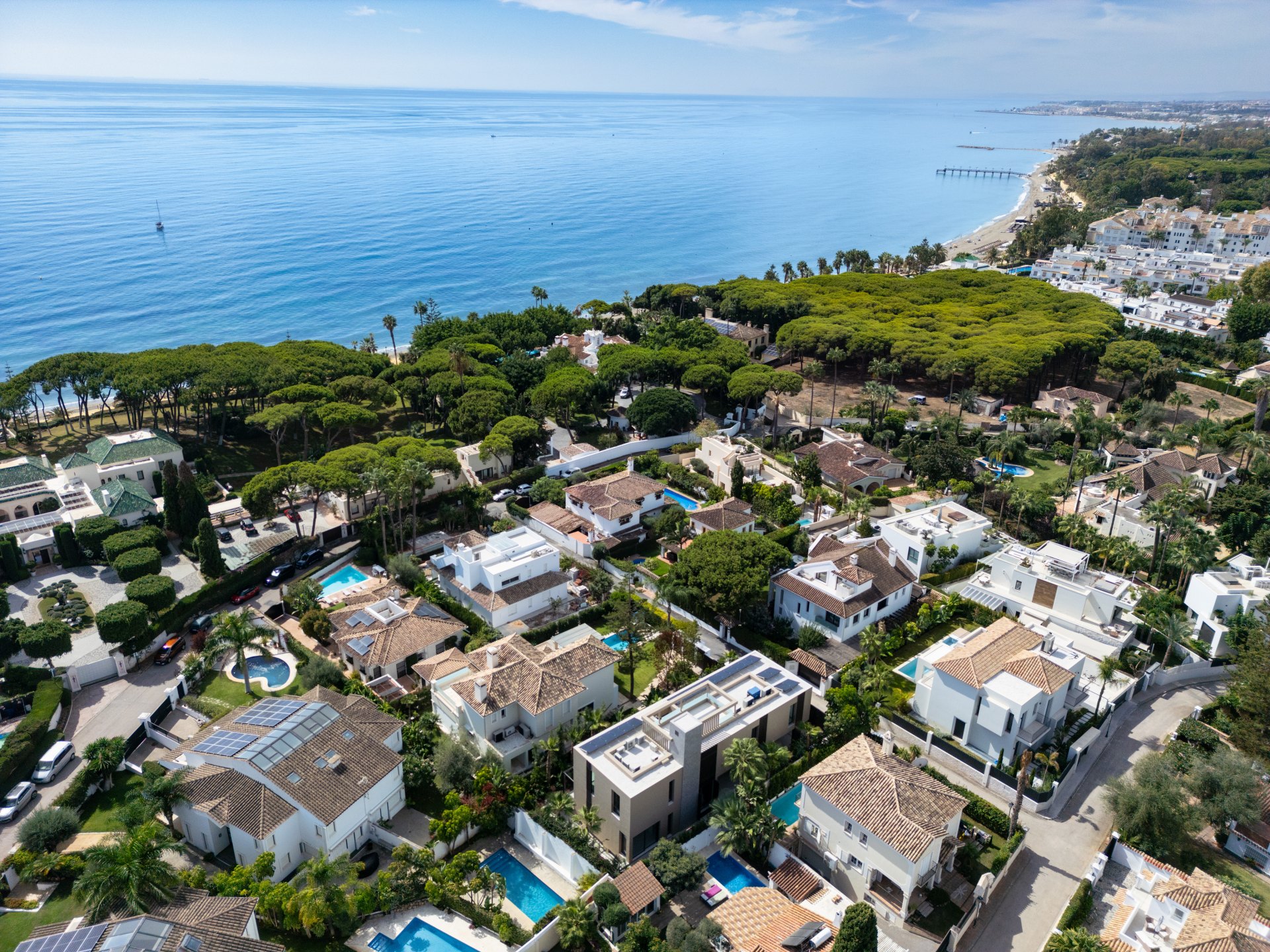Una villa extraordinaria en la Milla de Oro de Marbella, a escasos pasos del mar