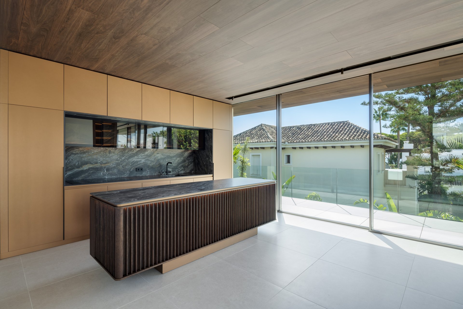 Una villa extraordinaria en la Milla de Oro de Marbella, a escasos pasos del mar