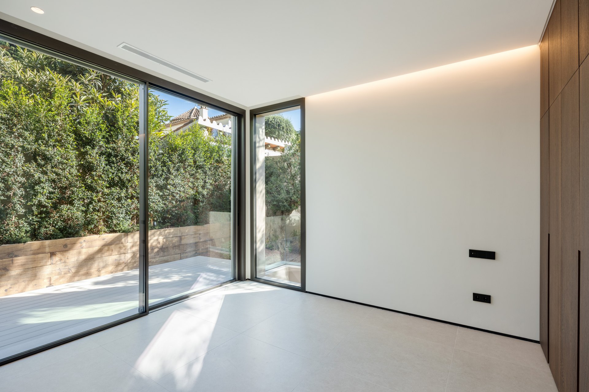 Una villa extraordinaria en la Milla de Oro de Marbella, a escasos pasos del mar