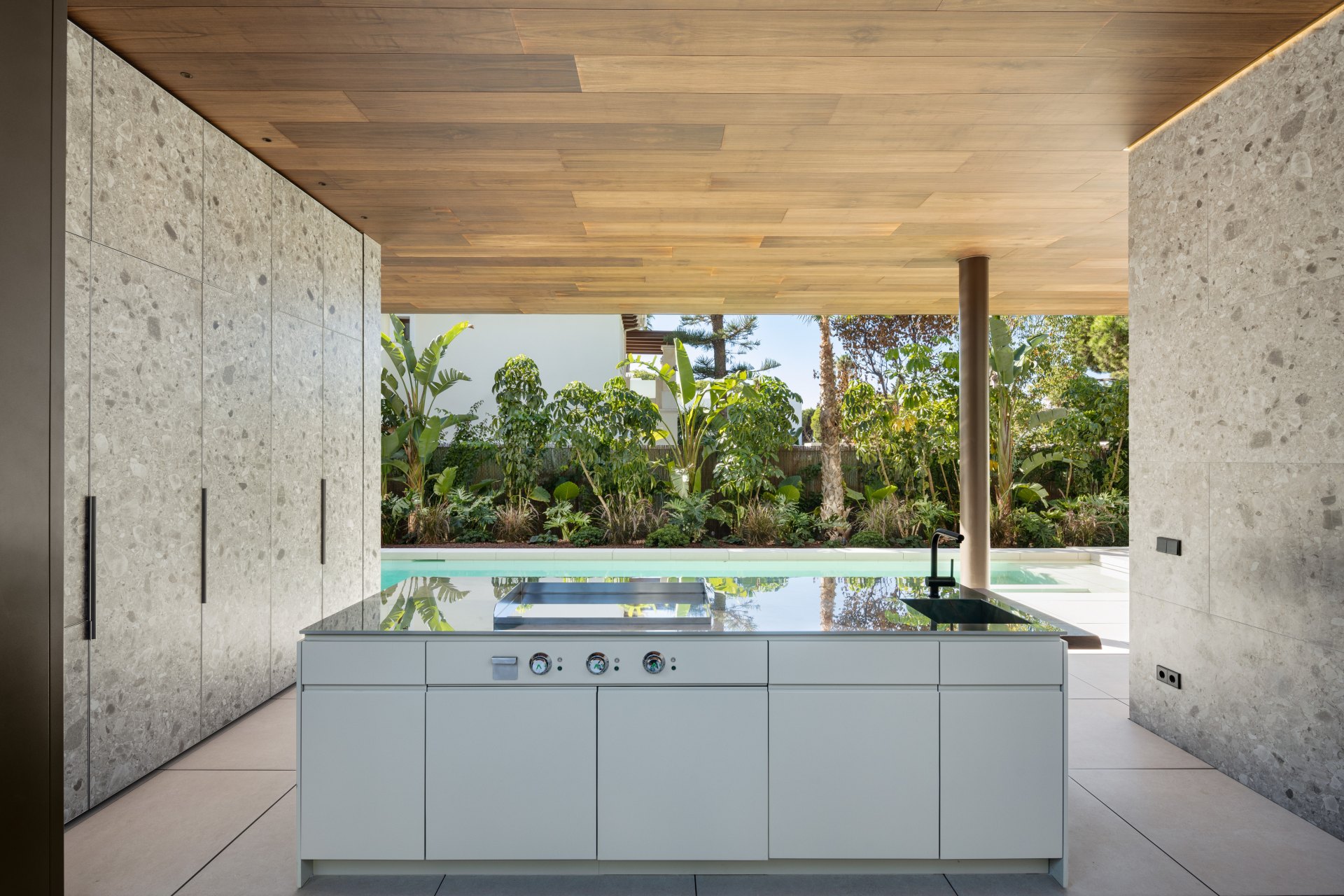 Una villa extraordinaria en la Milla de Oro de Marbella, a escasos pasos del mar