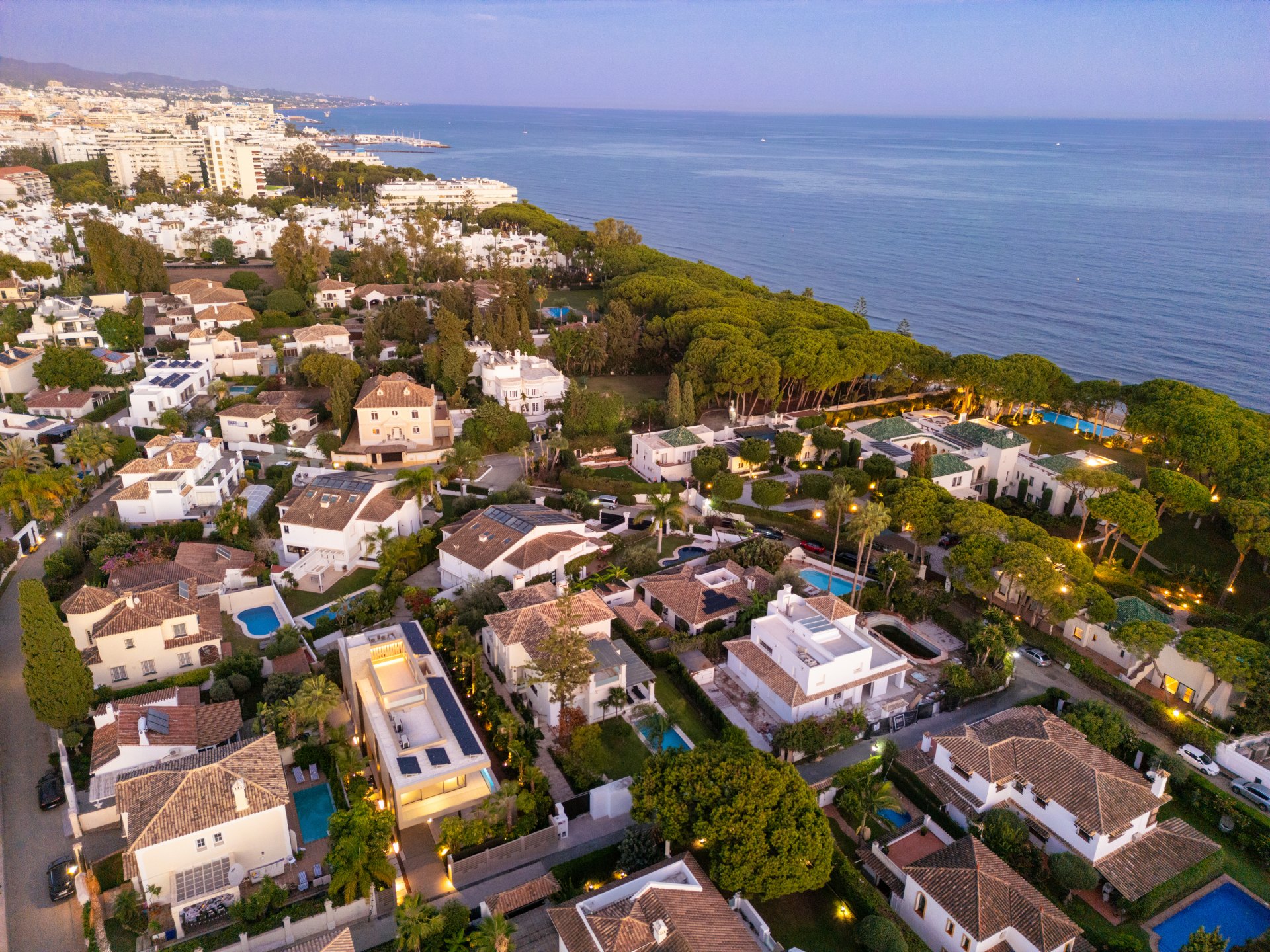 Una villa extraordinaria en la Milla de Oro de Marbella, a escasos pasos del mar