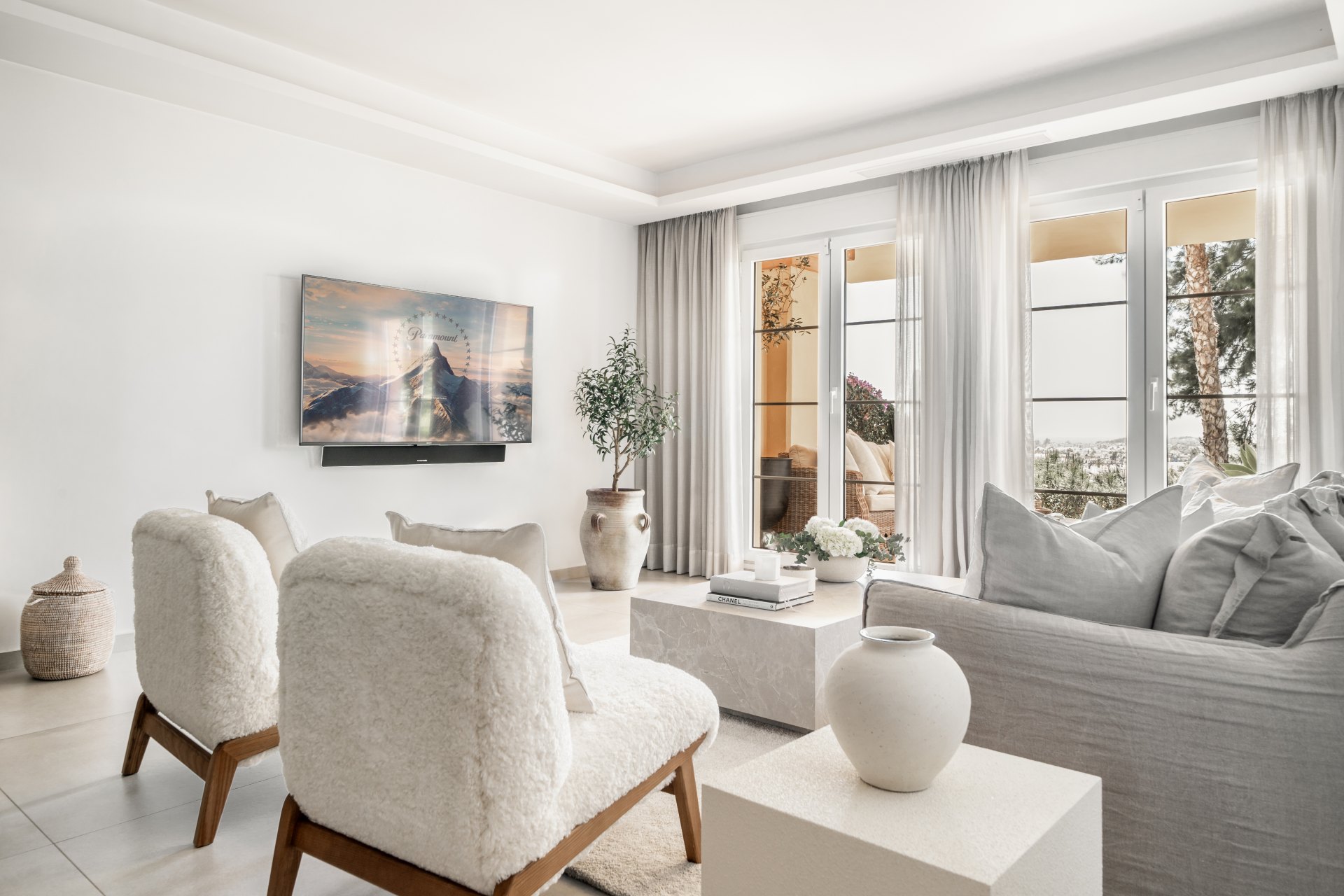 Luxury apartment completely renovated with beautiful sea views in Nueva Andalucia