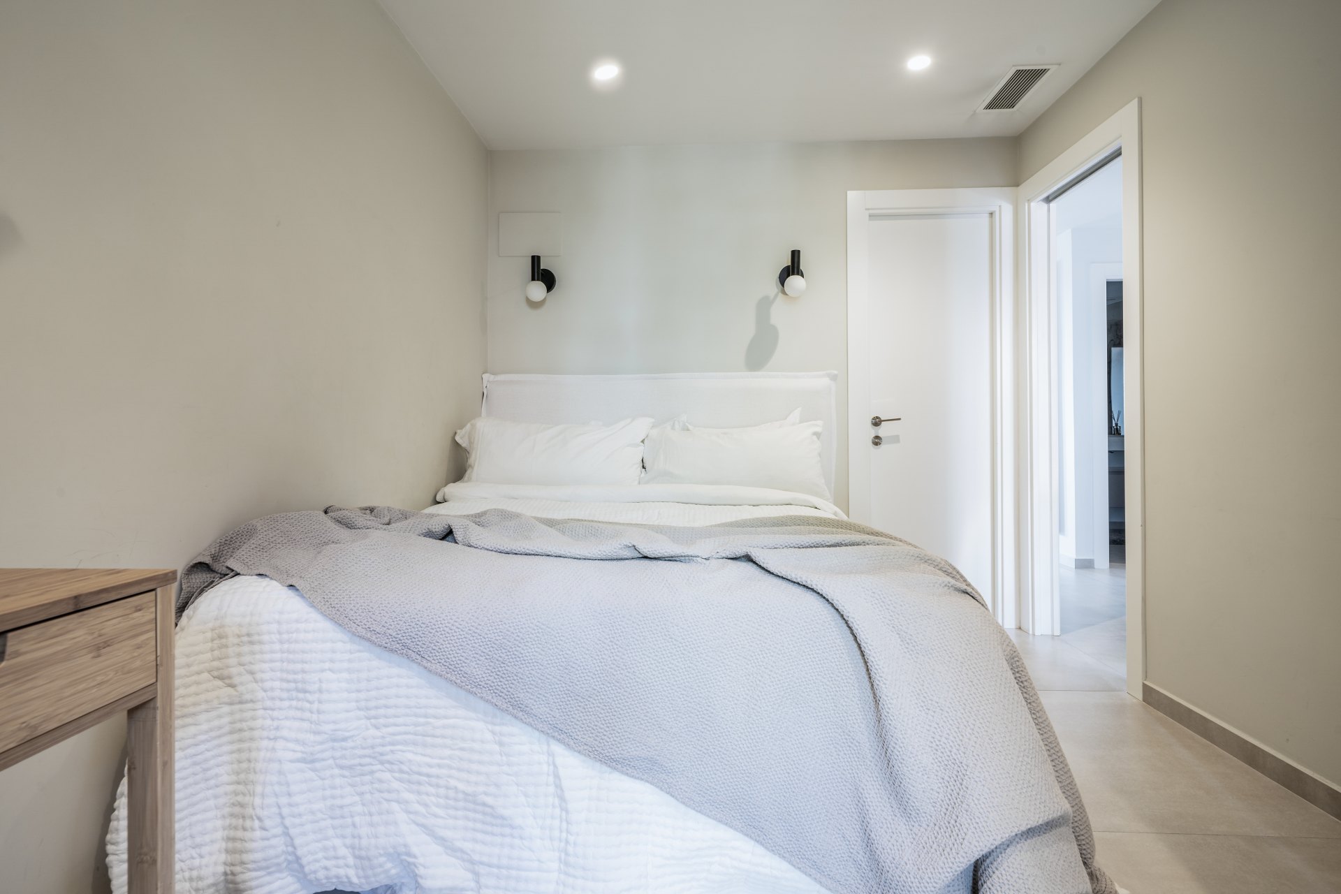 Luxury apartment completely renovated with beautiful sea views in Nueva Andalucia