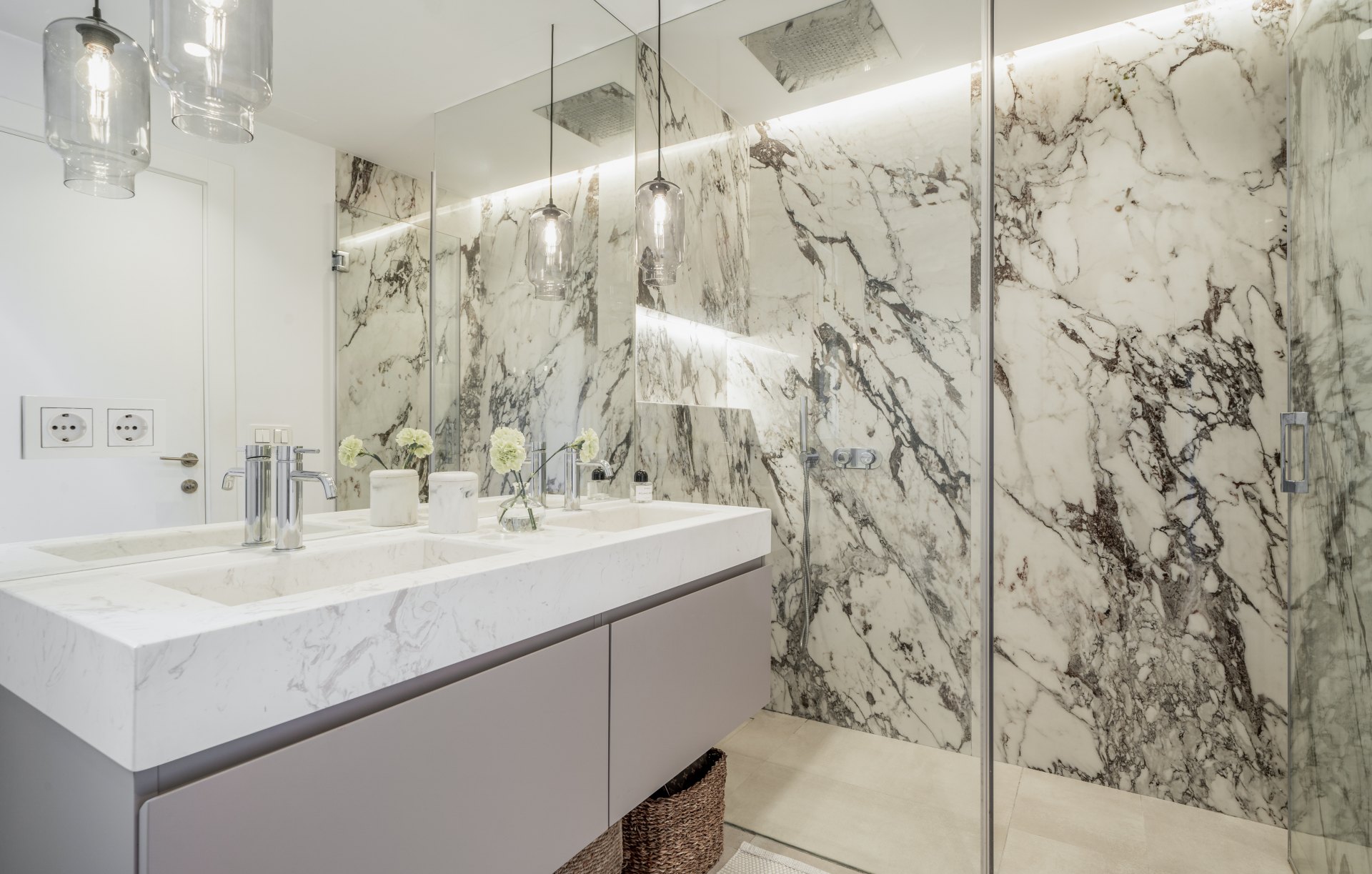 Luxury apartment completely renovated with beautiful sea views in Nueva Andalucia