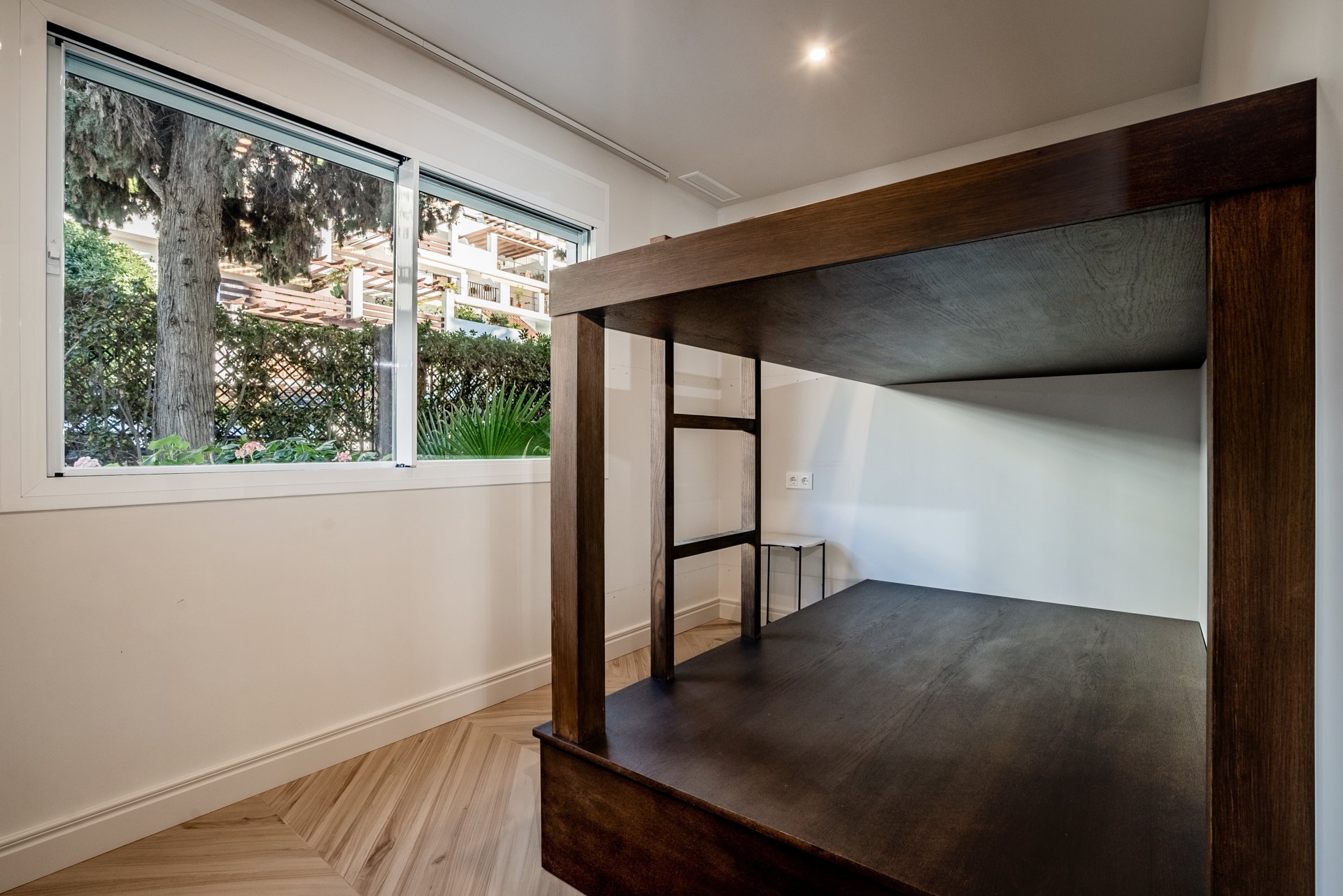 Exclusivo apartamento de planta baja en Milla de Oro, Marbella