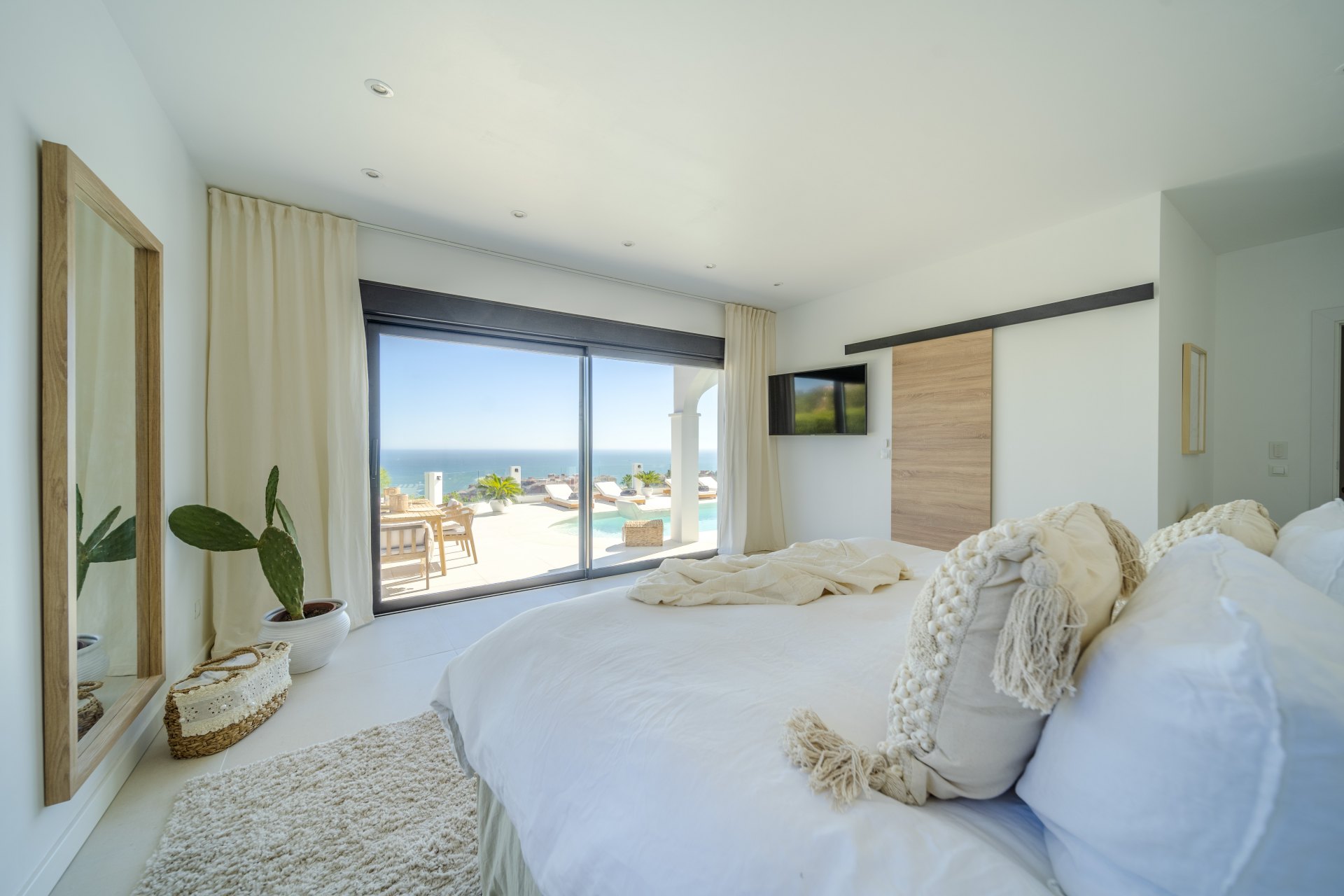 Exquisite completely refurbished villa with frontal sea views in Capellanía, Benalmádena