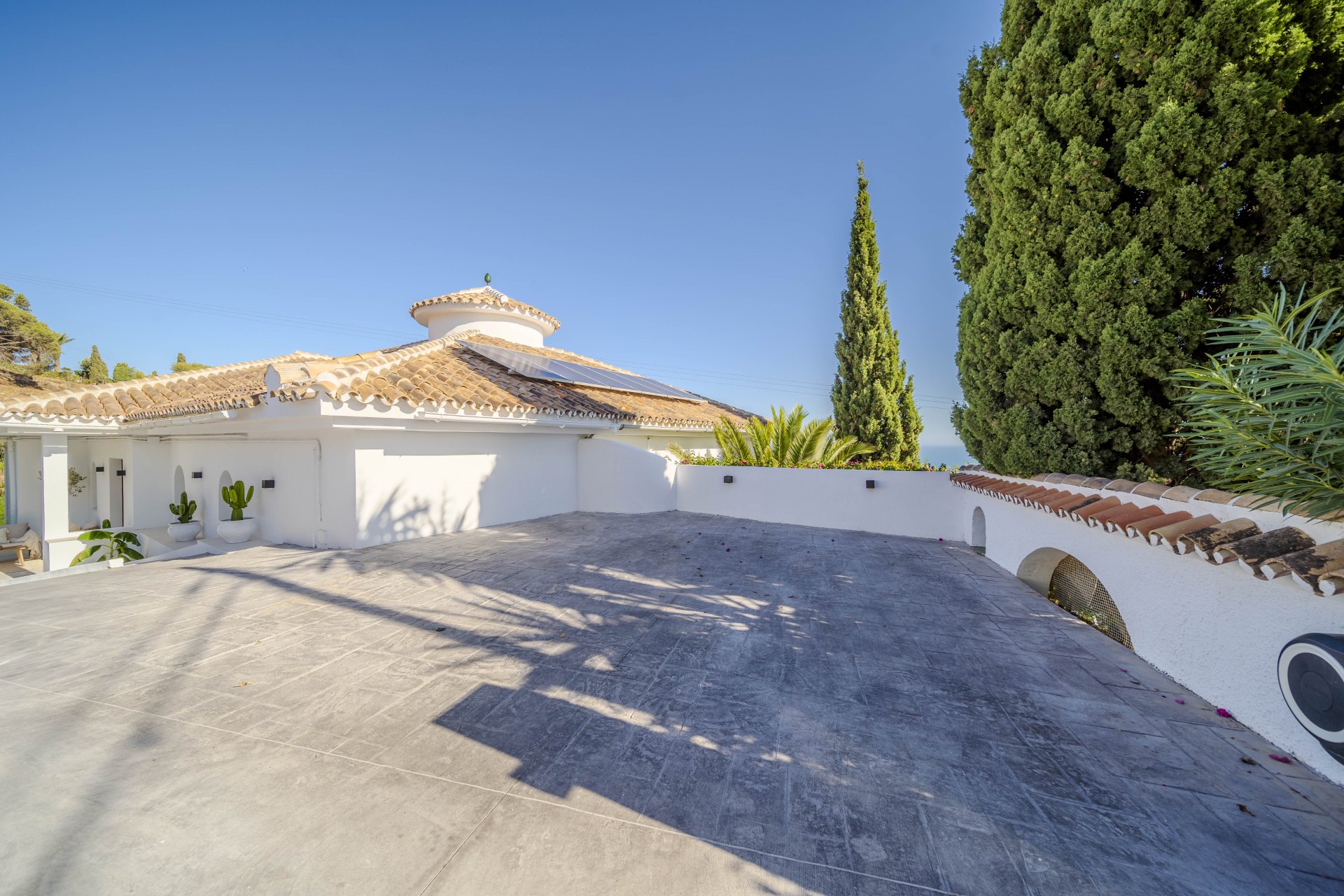 Exquisite completely refurbished villa with frontal sea views in Capellanía, Benalmádena