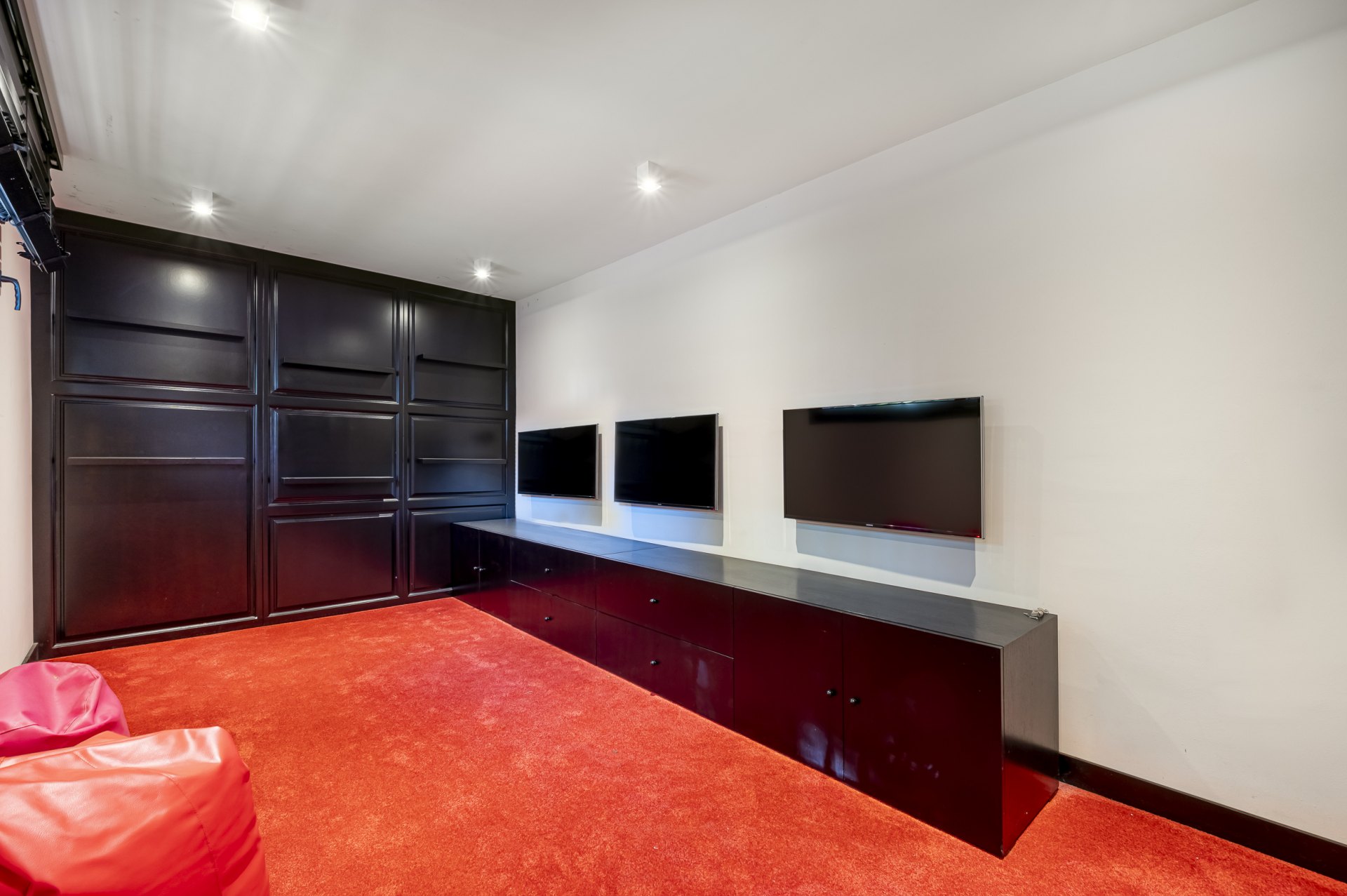 Magnificent large villa with incredible panoramic views located in the prestigious El Herrojo, Benahavis