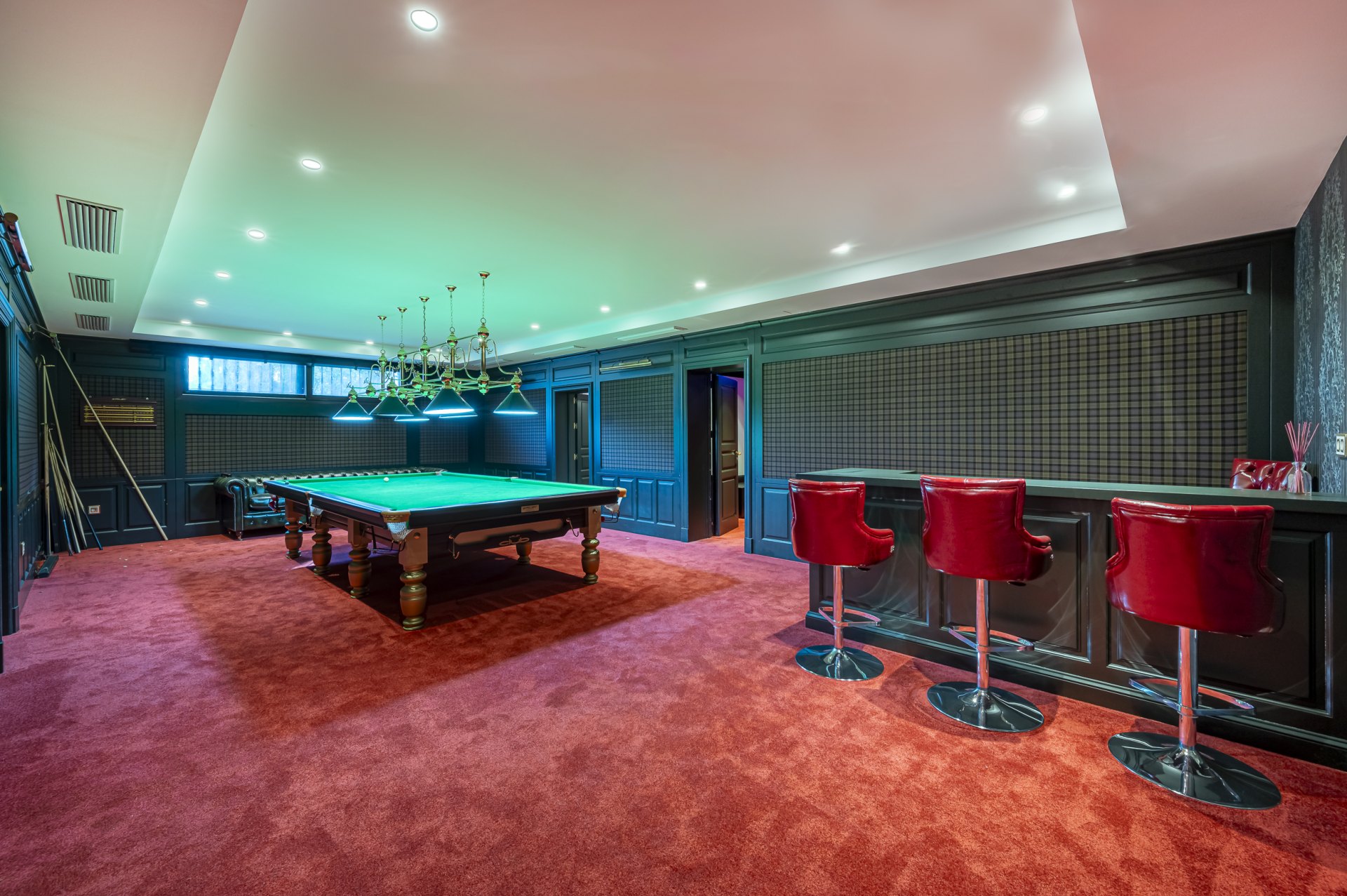 Magnificent large villa with incredible panoramic views located in the prestigious El Herrojo, Benahavis