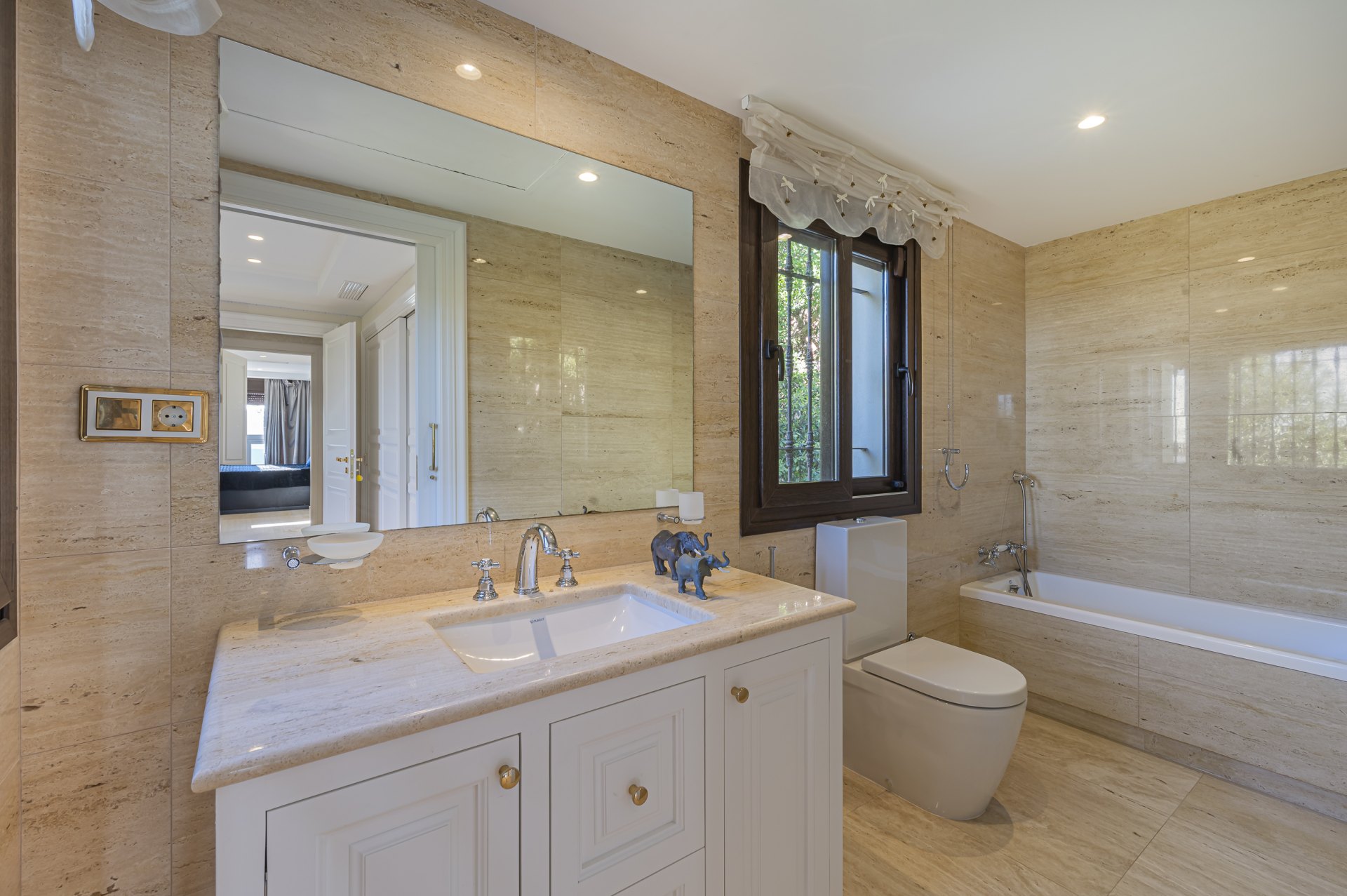 Magnificent large villa with incredible panoramic views located in the prestigious El Herrojo, Benahavis