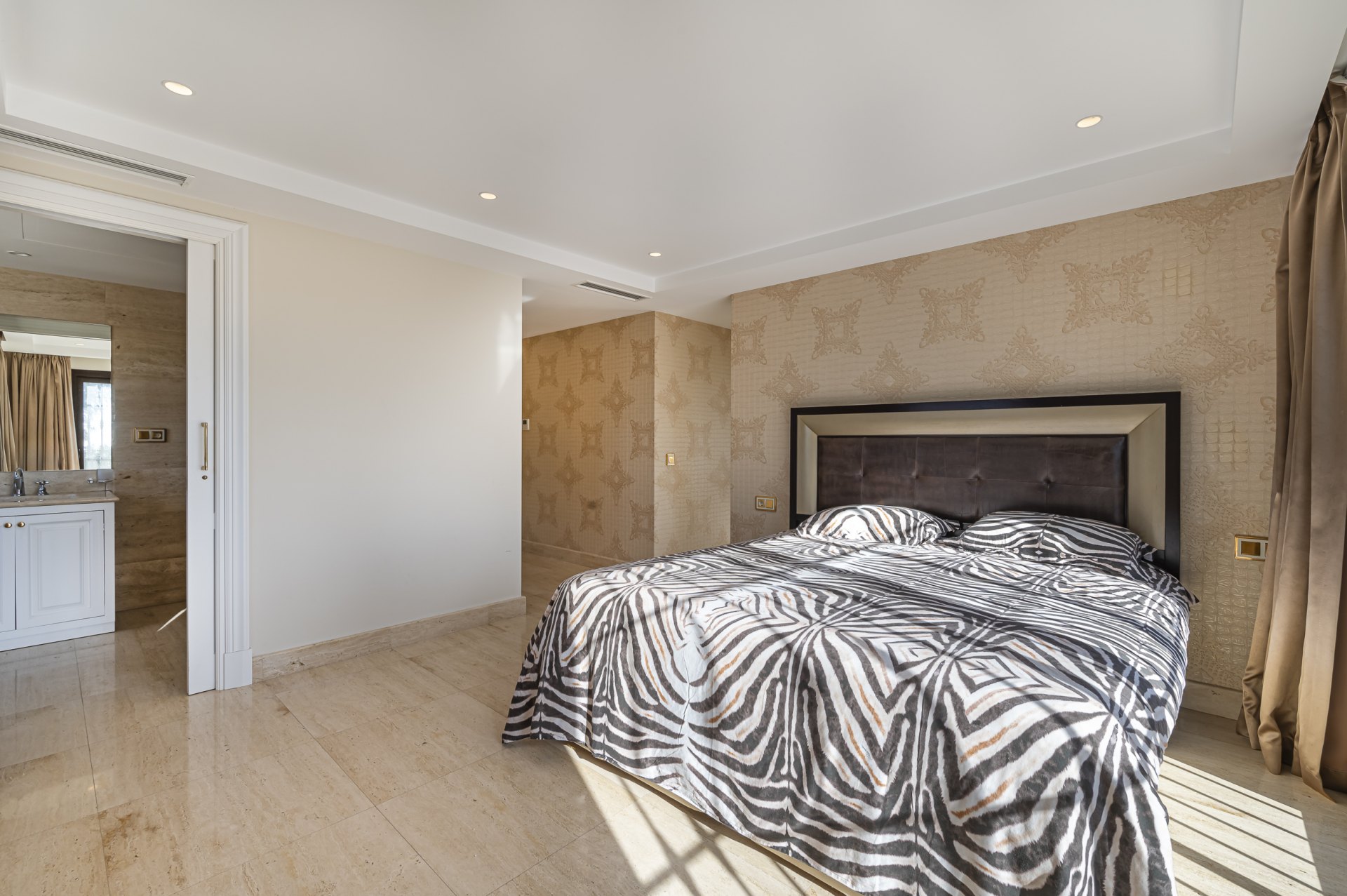 Magnificent large villa with incredible panoramic views located in the prestigious El Herrojo, Benahavis