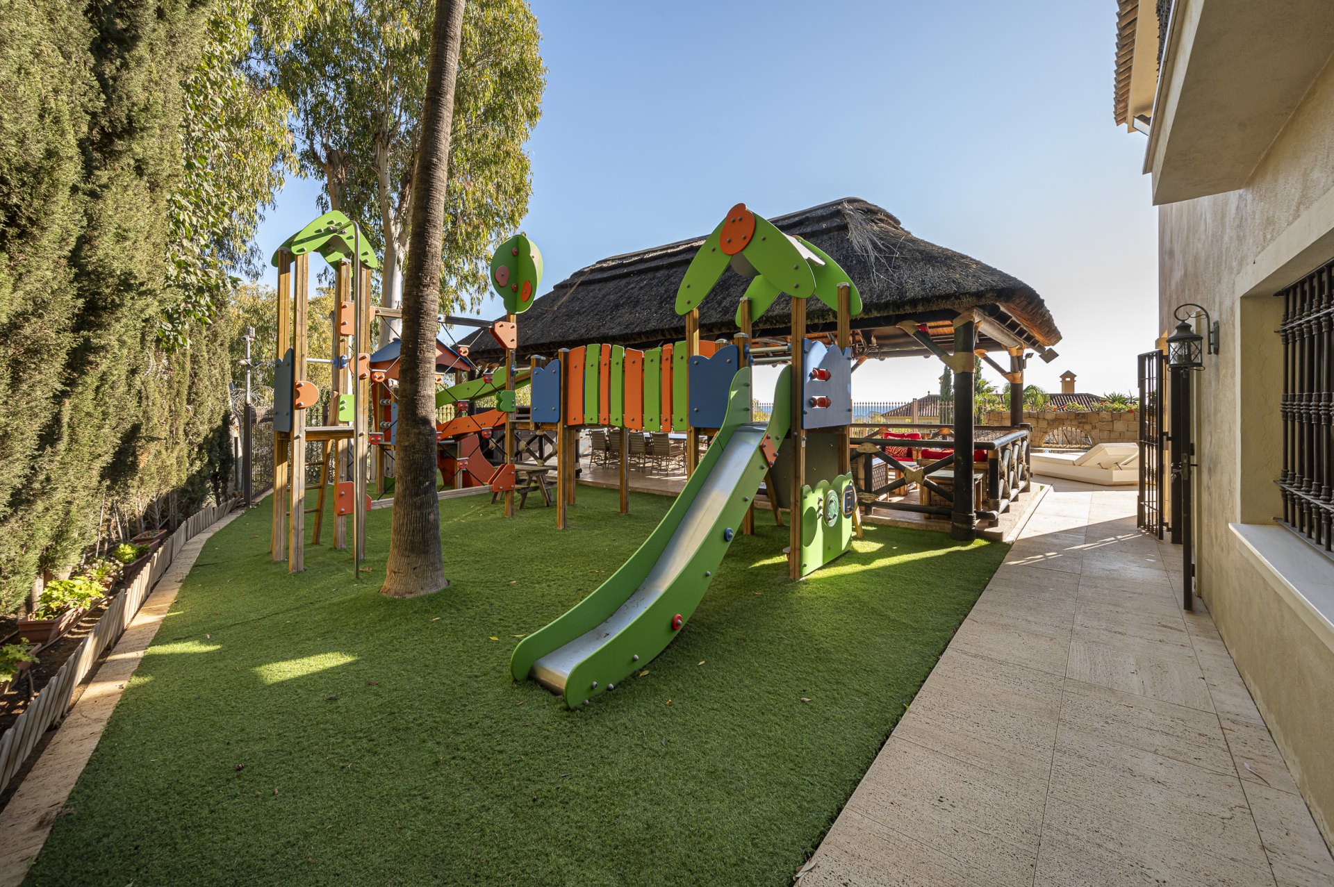 Magnificent large villa with incredible panoramic views located in the prestigious El Herrojo, Benahavis